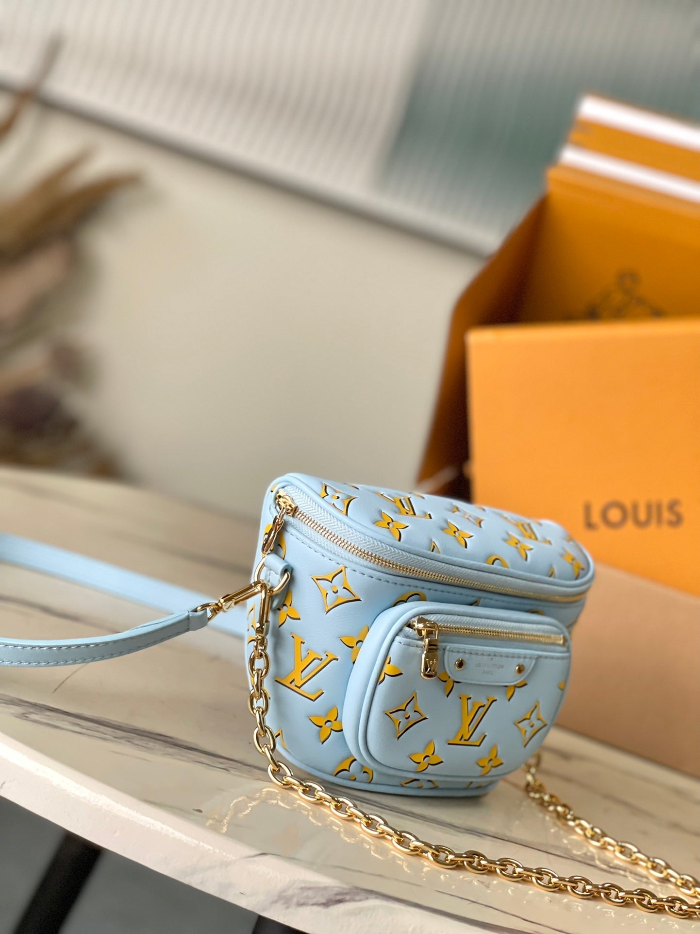 MINI SAC BANANE 17 EN CUIR DE VEAU MONOGRAMME JAUNE CIEL ET ACCESSOIRES DORÉS