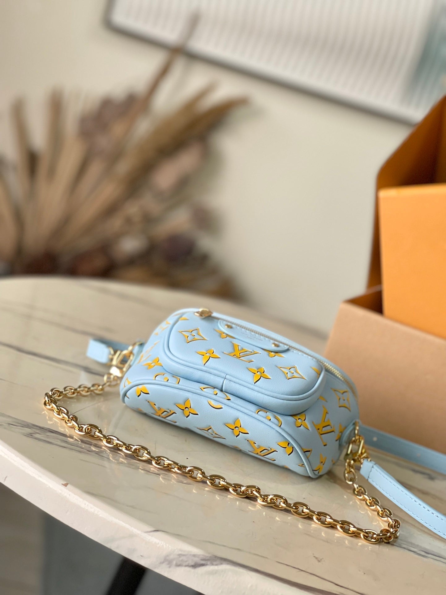 MINI SAC BANANE 17 EN CUIR DE VEAU MONOGRAMME JAUNE CIEL ET ACCESSOIRES DORÉS