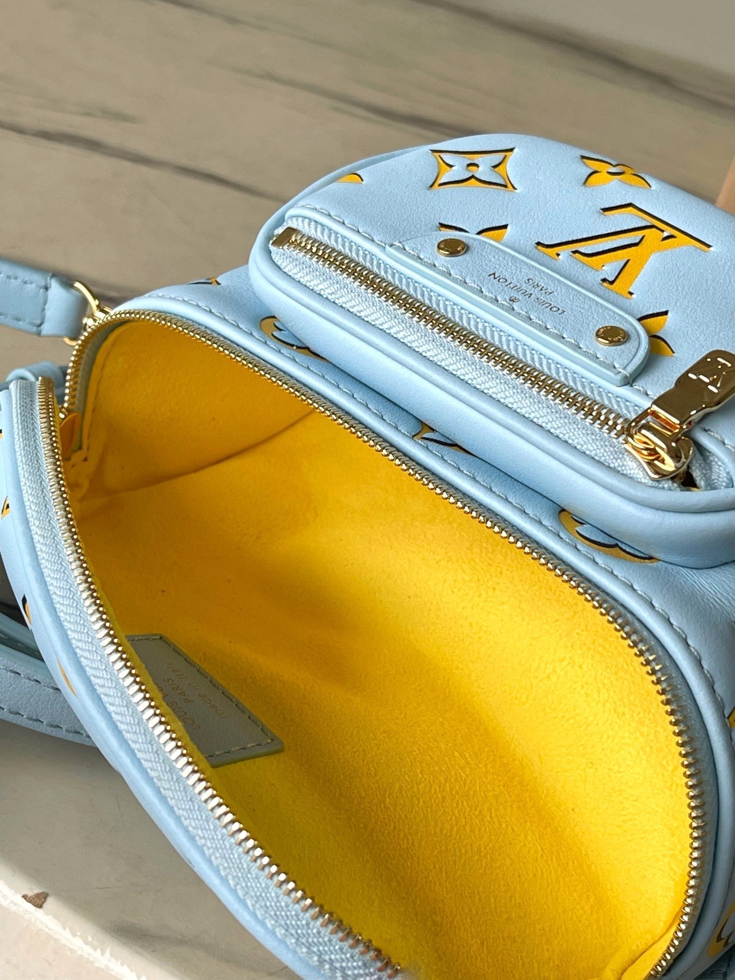 MINI SAC BANANE 17 EN CUIR DE VEAU MONOGRAMME JAUNE CIEL ET ACCESSOIRES DORÉS