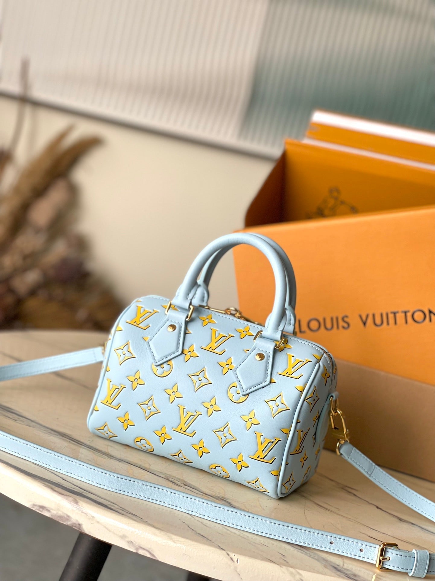 SPEEDY BANDOULIÈRE 20 EN CUIR DE VEAU MONOGRAMME JAUNE CIEL BOUCLE OR