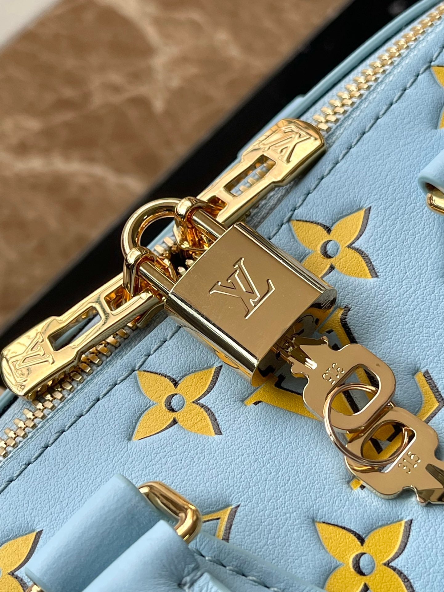 SPEEDY BANDOULIÈRE 20 EN CUIR DE VEAU MONOGRAMME JAUNE CIEL BOUCLE OR