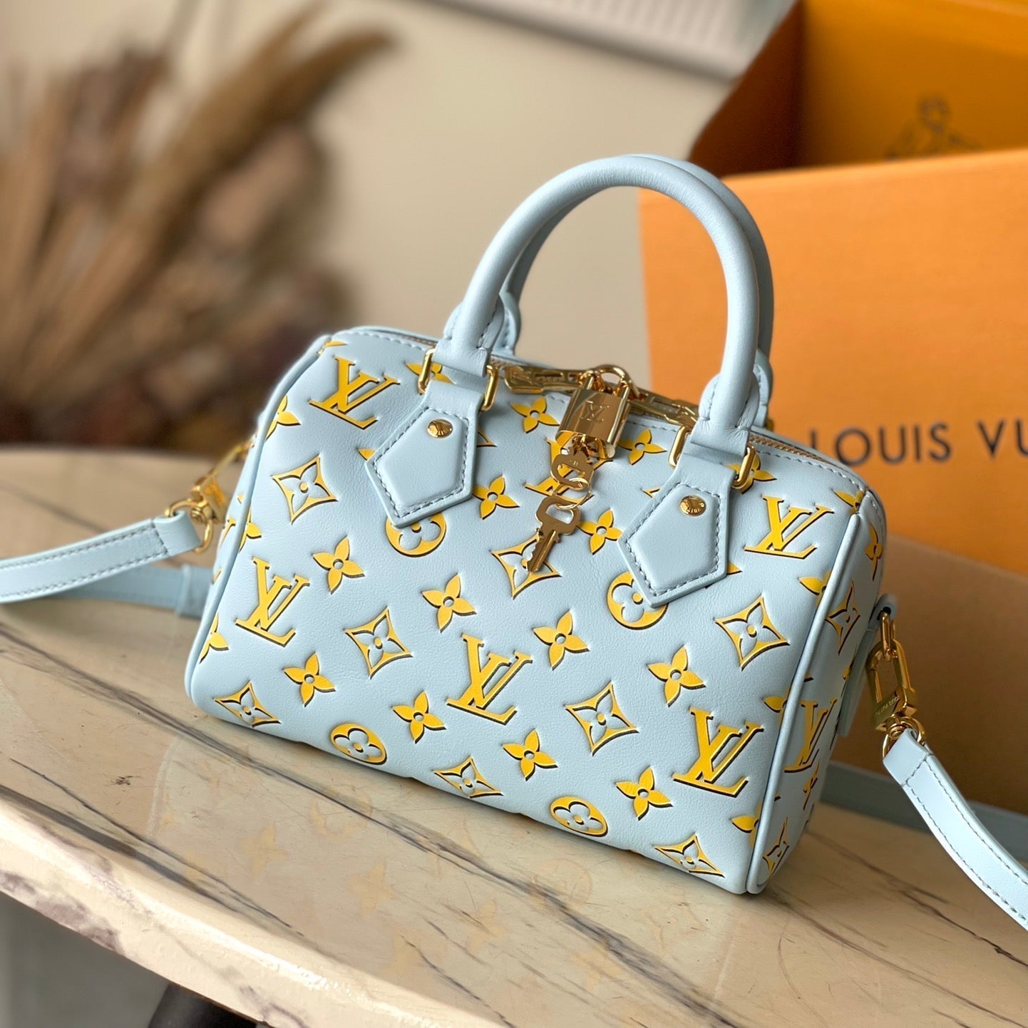 SPEEDY BANDOULIÈRE 20 EN CUIR DE VEAU MONOGRAMME JAUNE CIEL BOUCLE OR