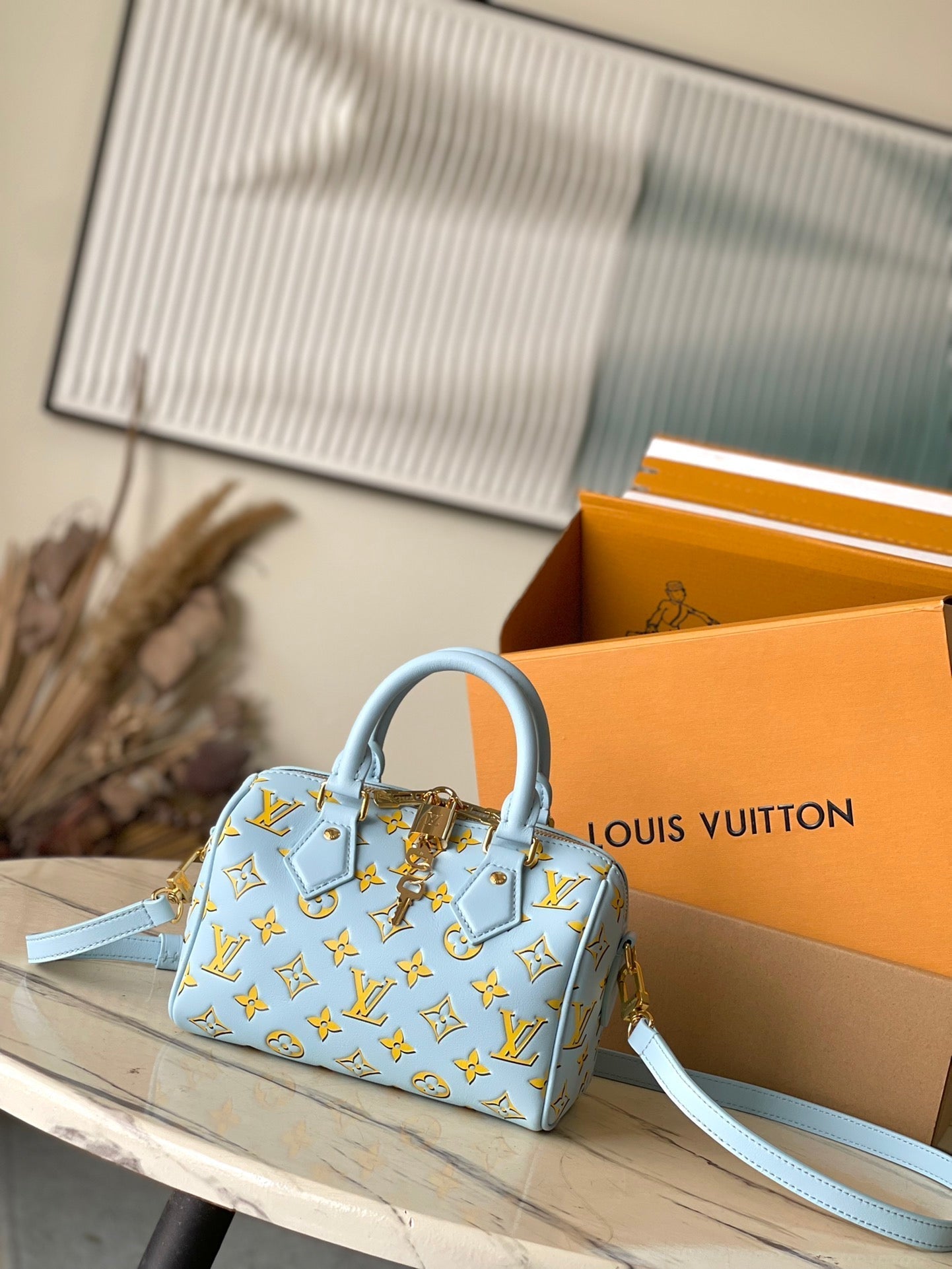 SPEEDY BANDOULIÈRE 20 EN CUIR DE VEAU MONOGRAMME JAUNE CIEL BOUCLE OR