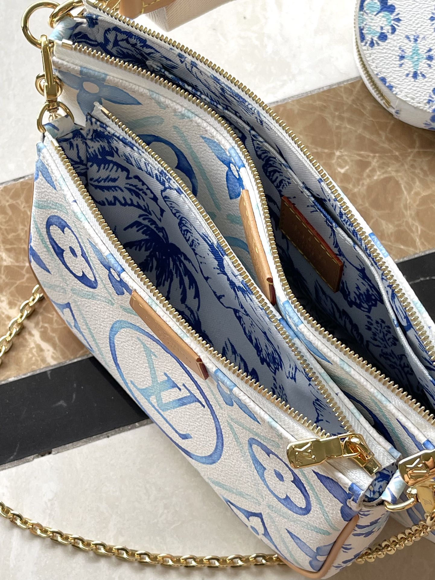 ACCESSOIRES MULTI-POCHETTES 24 PO CARREAUX MONOGRAMME BLEU LAGON TOILE QUINCAILLERIE DORÉ