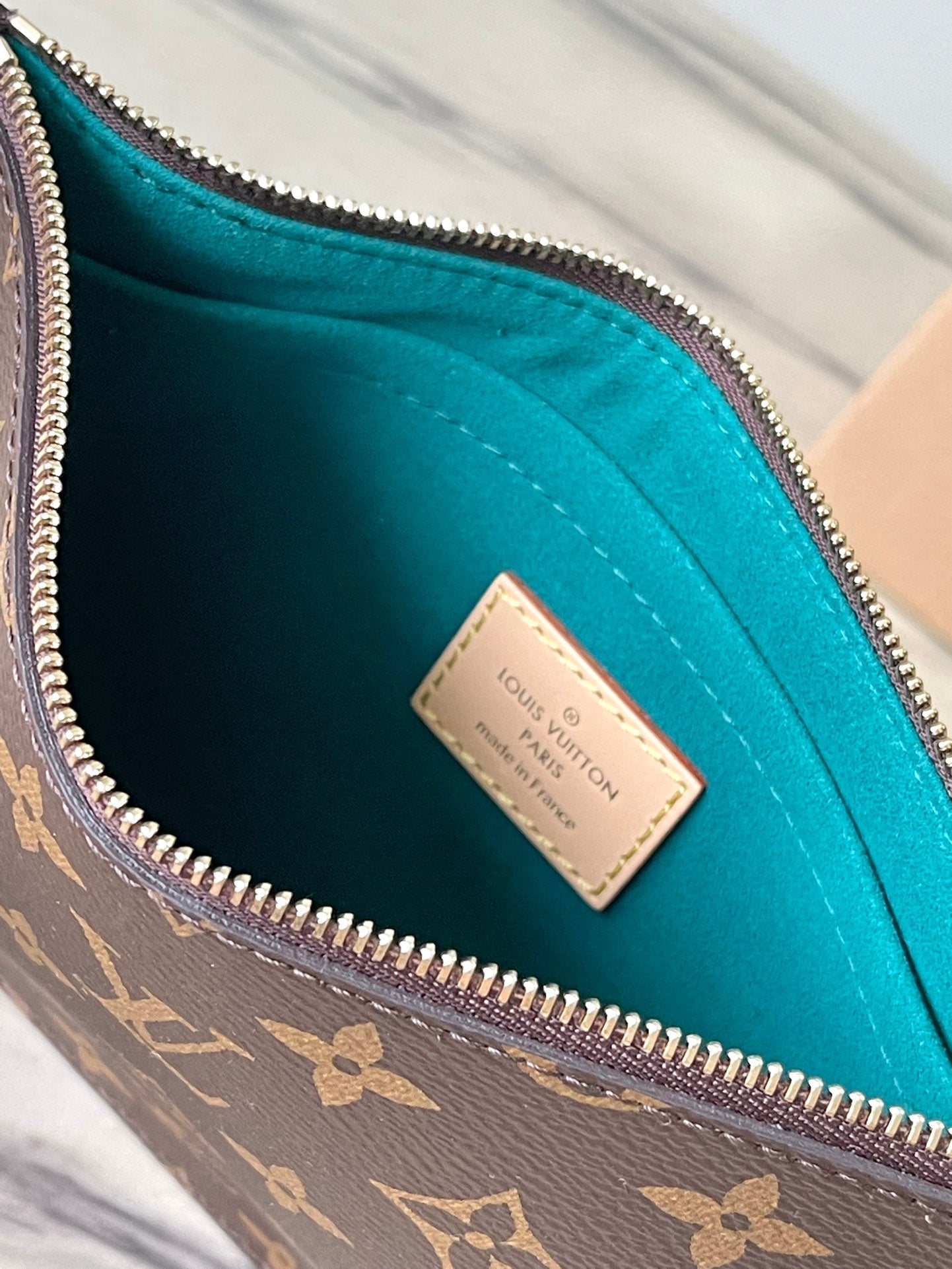 NEVERFULL MM 31 EN TOILE MONOGRAMME MARRON AVEC PATCH LAPIN ROSE