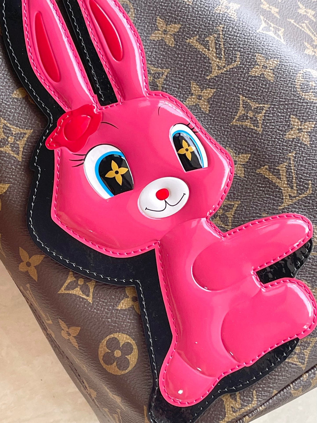 NEVERFULL MM 31 EN TOILE MONOGRAMME MARRON AVEC PATCH LAPIN ROSE