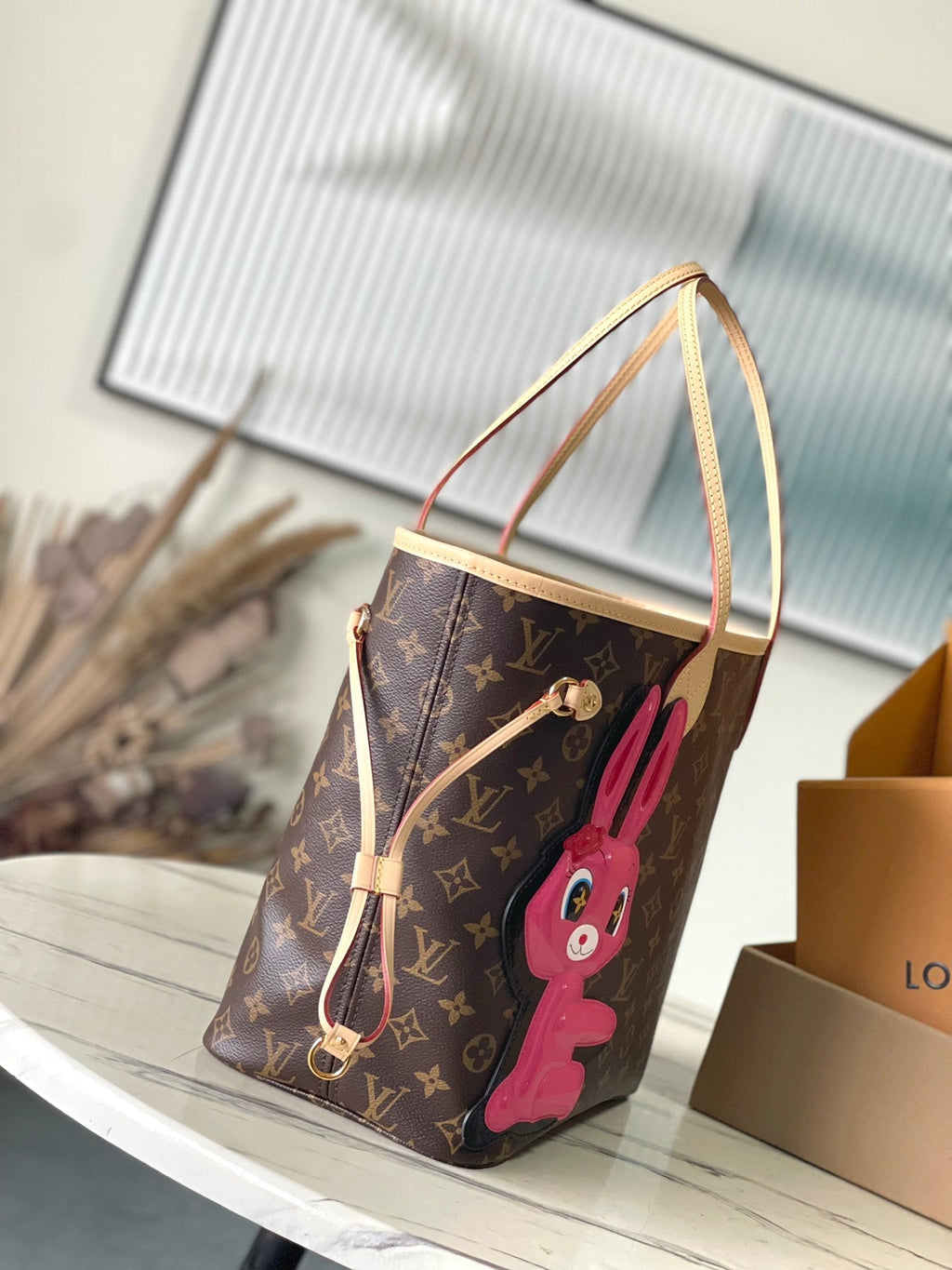 NEVERFULL MM 31 EN TOILE MONOGRAMME MARRON AVEC PATCH LAPIN ROSE