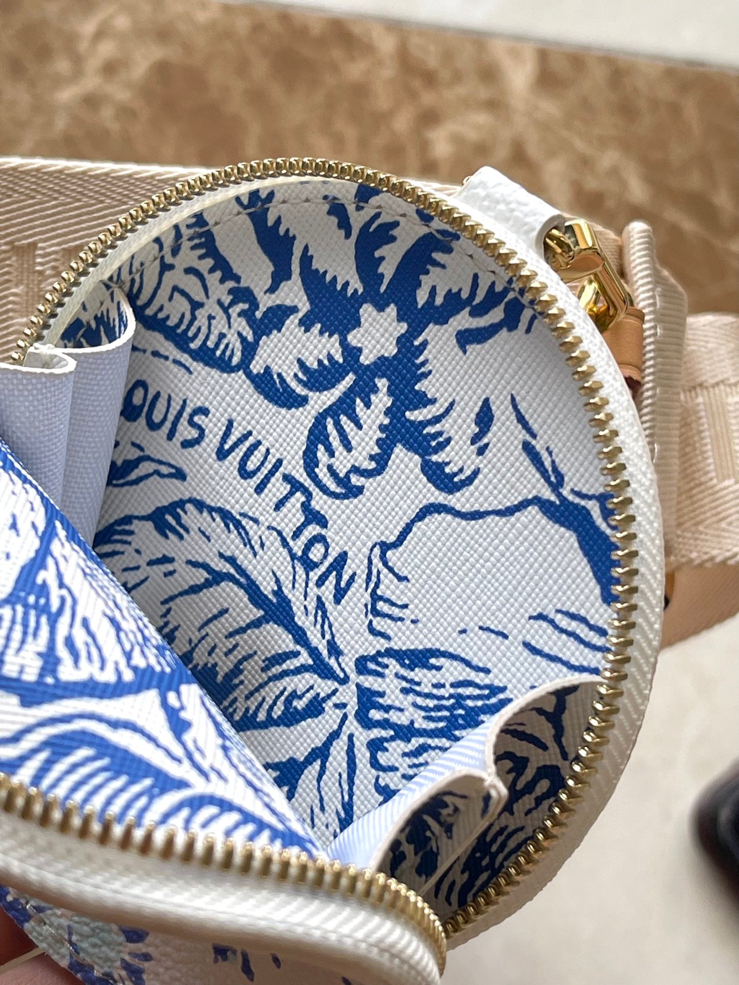 ONTHEGO EAST WEST 25 EN TOILE À CARREAUX MONOGRAMME BLEU LAGON