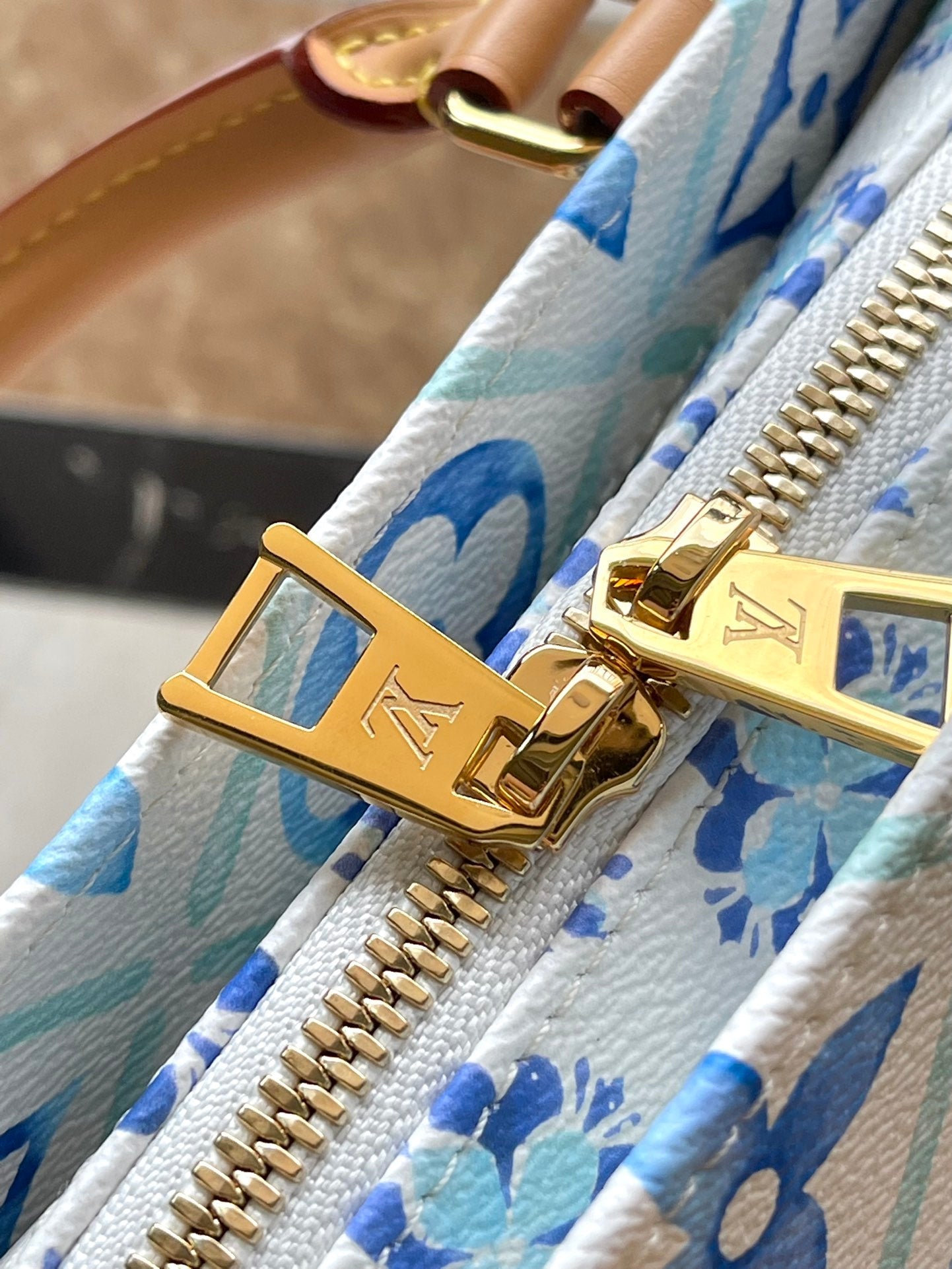 ONTHEGO EAST WEST 25 EN TOILE À CARREAUX MONOGRAMME BLEU LAGON