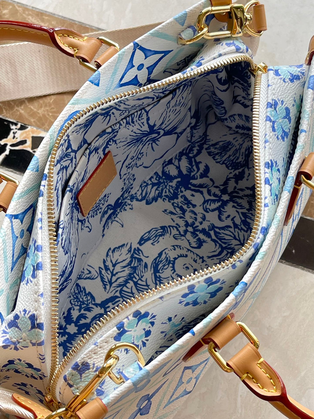 ONTHEGO EAST WEST 25 EN TOILE À CARREAUX MONOGRAMME BLEU LAGON