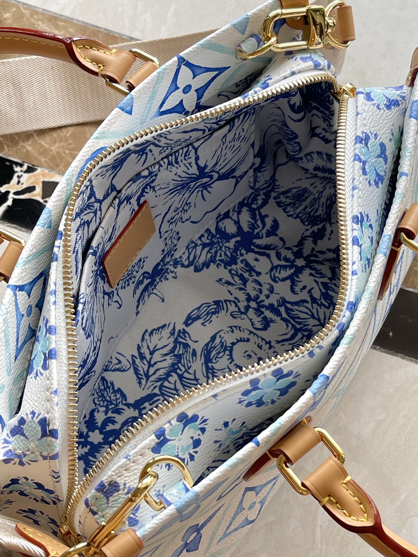 ONTHEGO EAST WEST 25 EN TOILE À CARREAUX MONOGRAMME BLEU LAGON