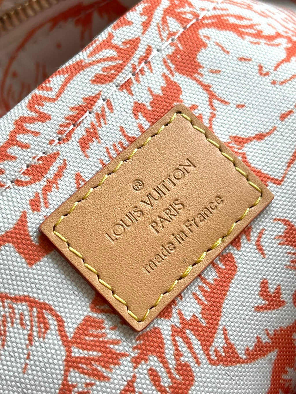 ONTHEGO EAST WEST 25 EN TOILE CARREAUX MONOGRAMME CORAIL