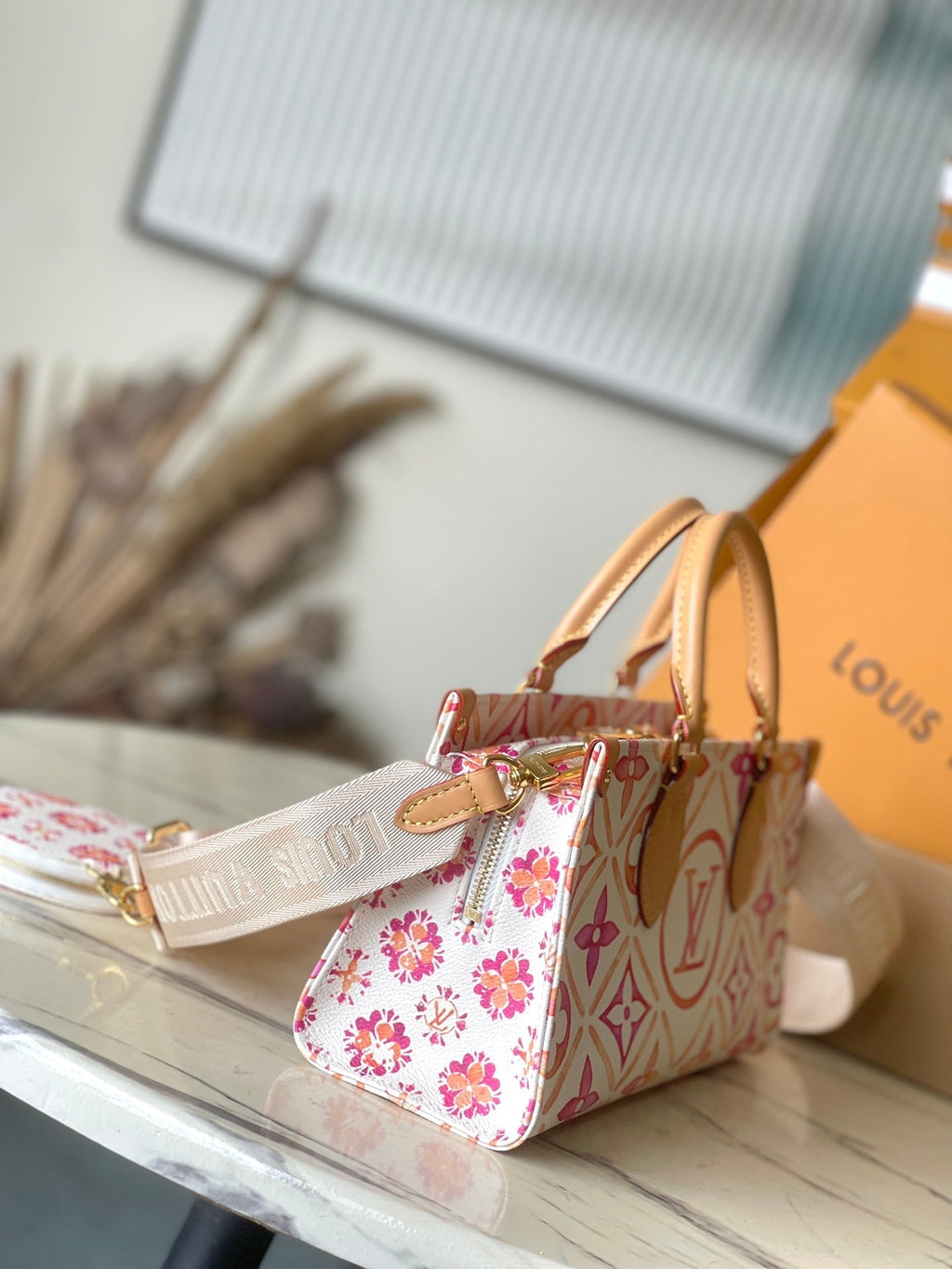 ONTHEGO EAST WEST 25 EN TOILE CARREAUX MONOGRAMME CORAIL