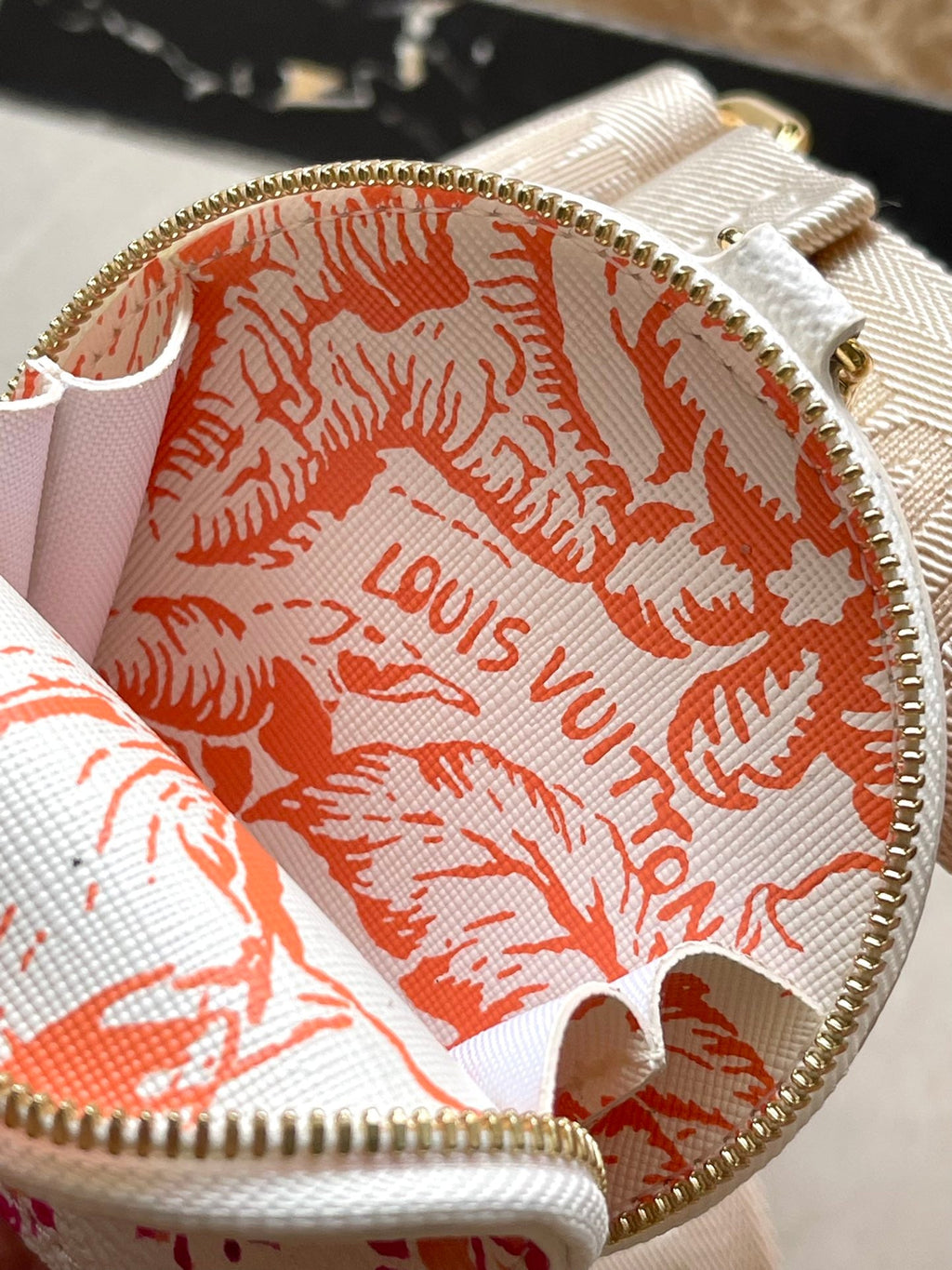 ONTHEGO EAST WEST 25 EN TOILE CARREAUX MONOGRAMME CORAIL