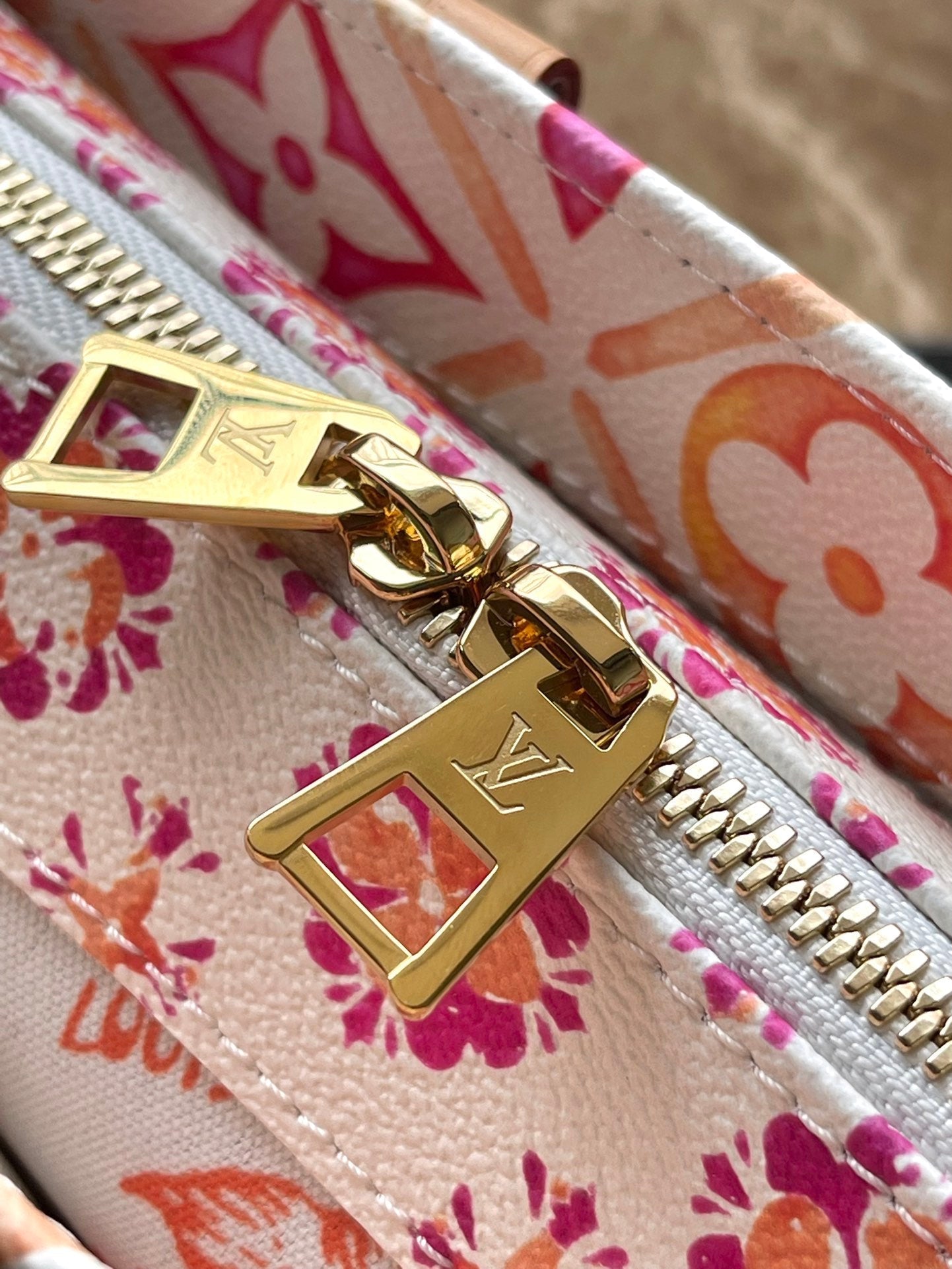 ONTHEGO EAST WEST 25 EN TOILE CARREAUX MONOGRAMME CORAIL
