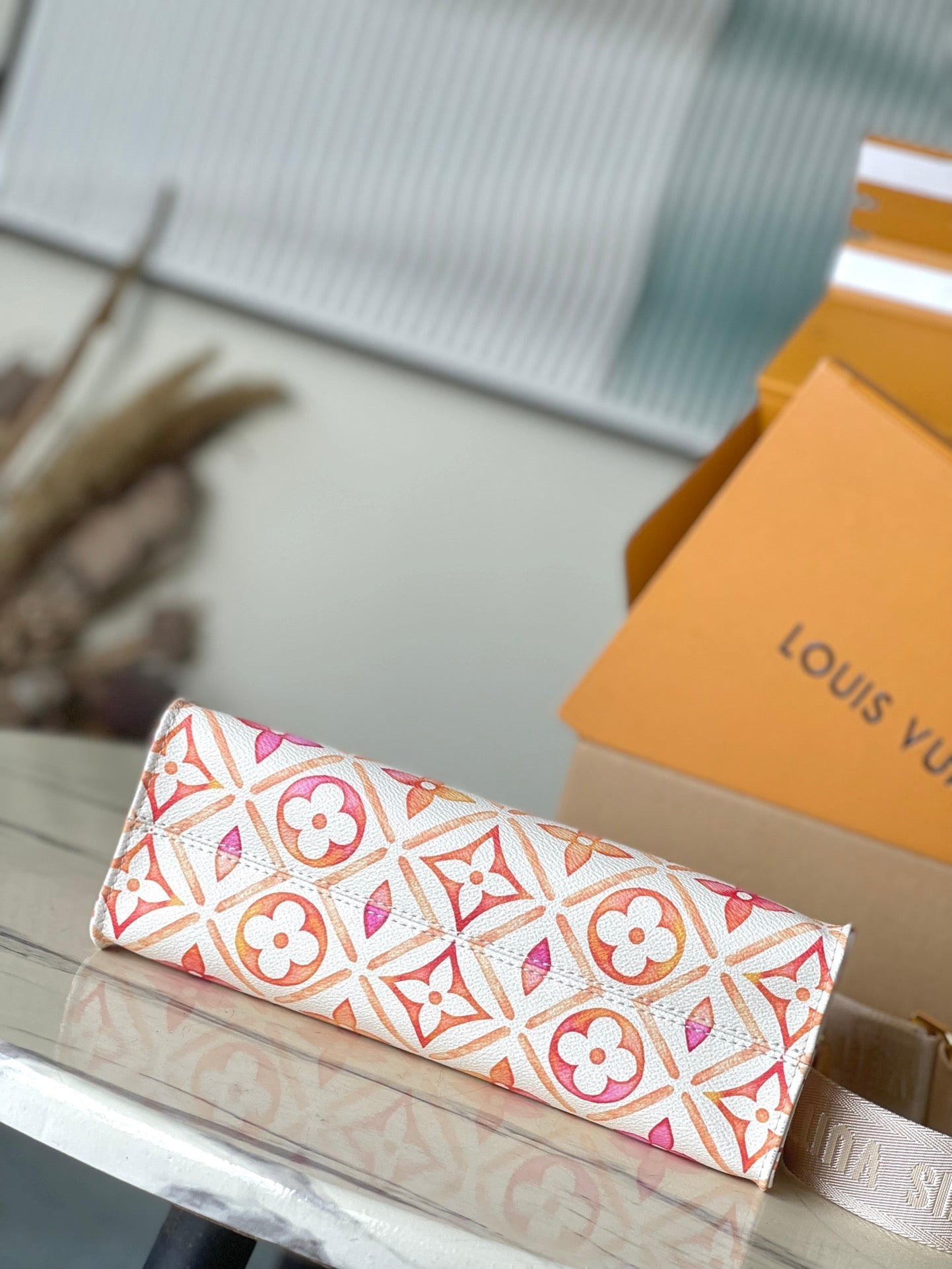 ONTHEGO EAST WEST 25 EN TOILE CARREAUX MONOGRAMME CORAIL