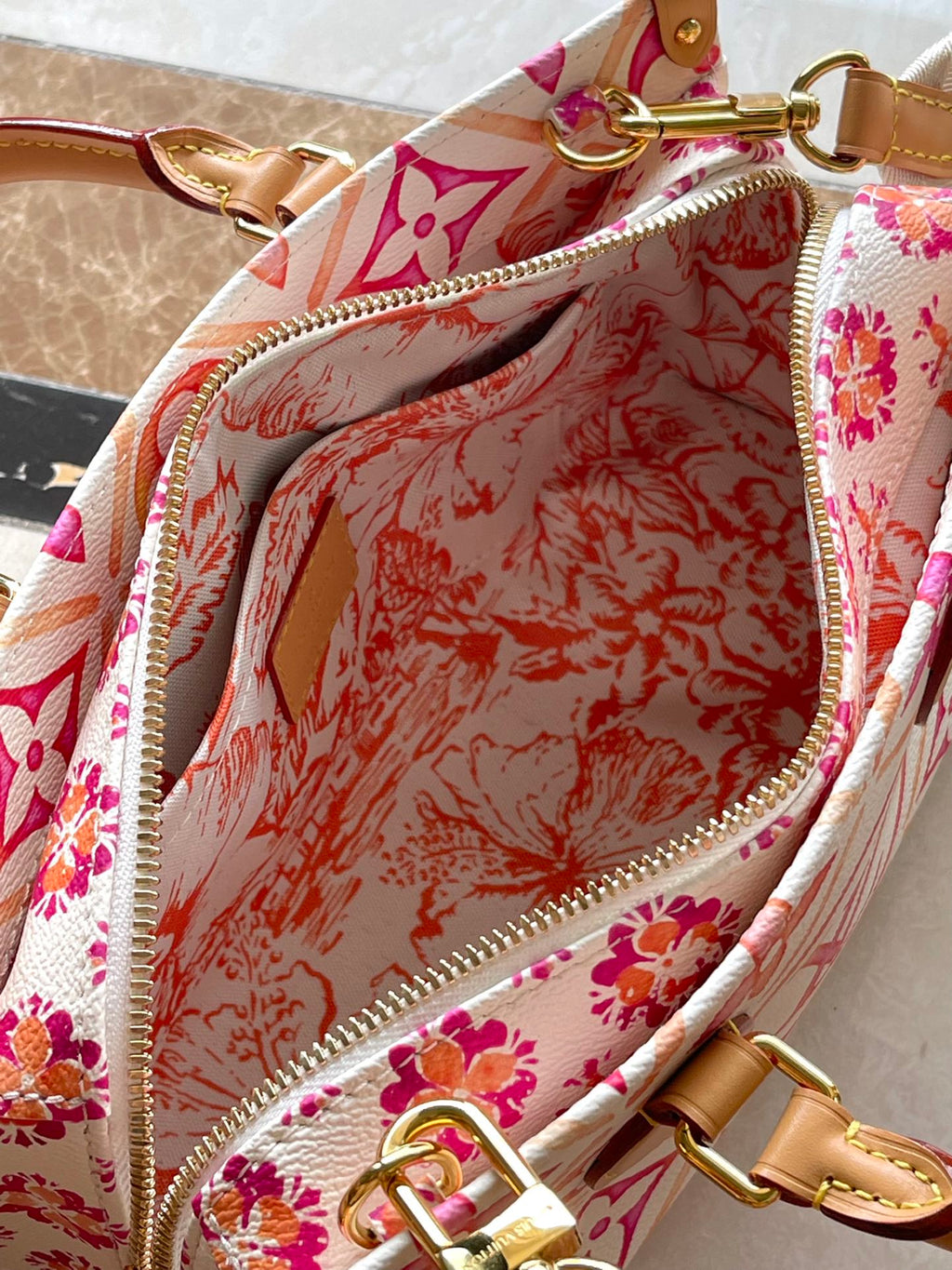 ONTHEGO EAST WEST 25 EN TOILE CARREAUX MONOGRAMME CORAIL