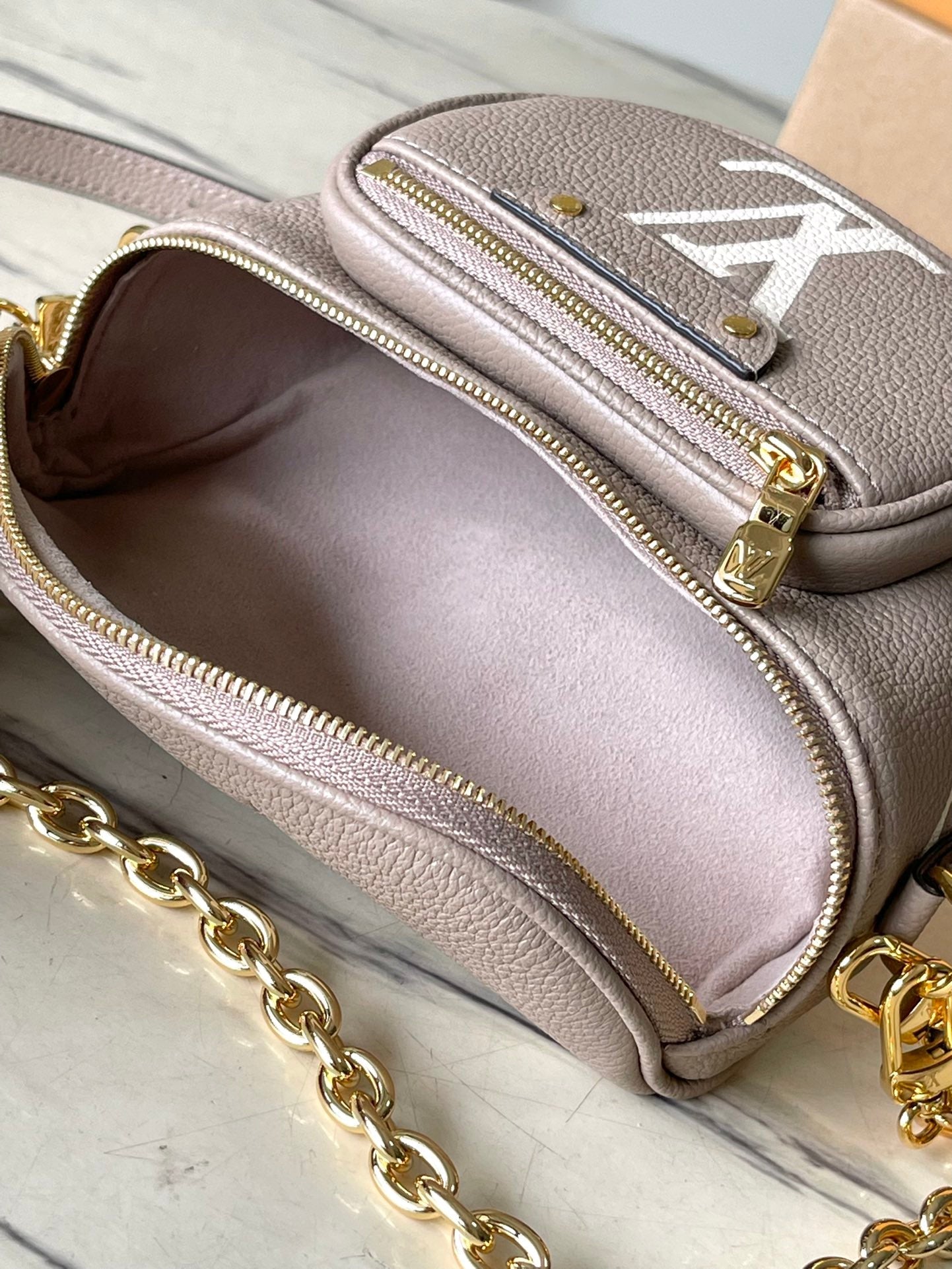 MINI BUMBAG 17 EN CUIR TOURTERELLE BLANC MONOGRAMME EMPREINTE DORÉ QUINCAILLERIE