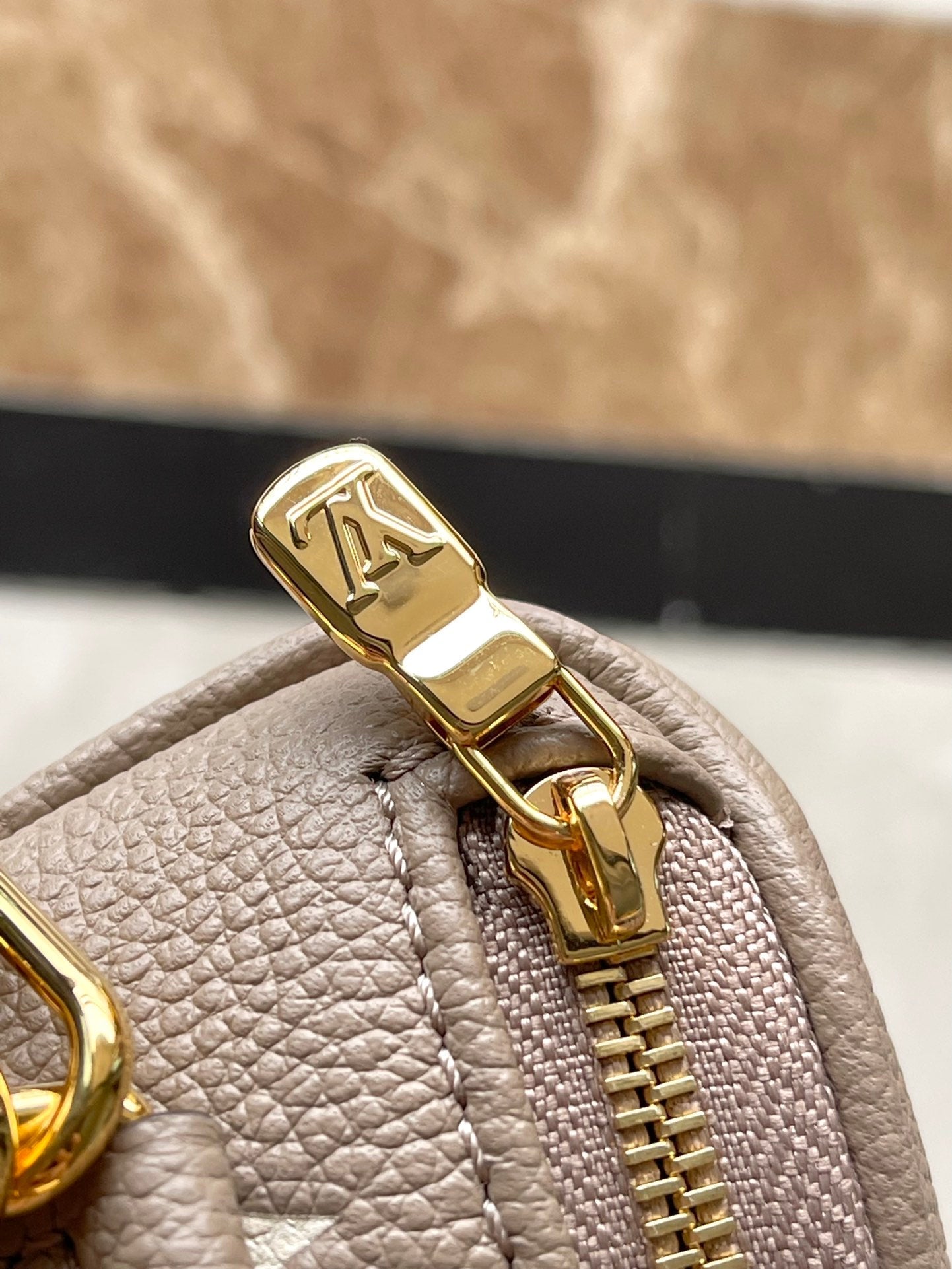 MINI BUMBAG 17 EN CUIR TOURTERELLE BLANC MONOGRAMME EMPREINTE DORÉ QUINCAILLERIE