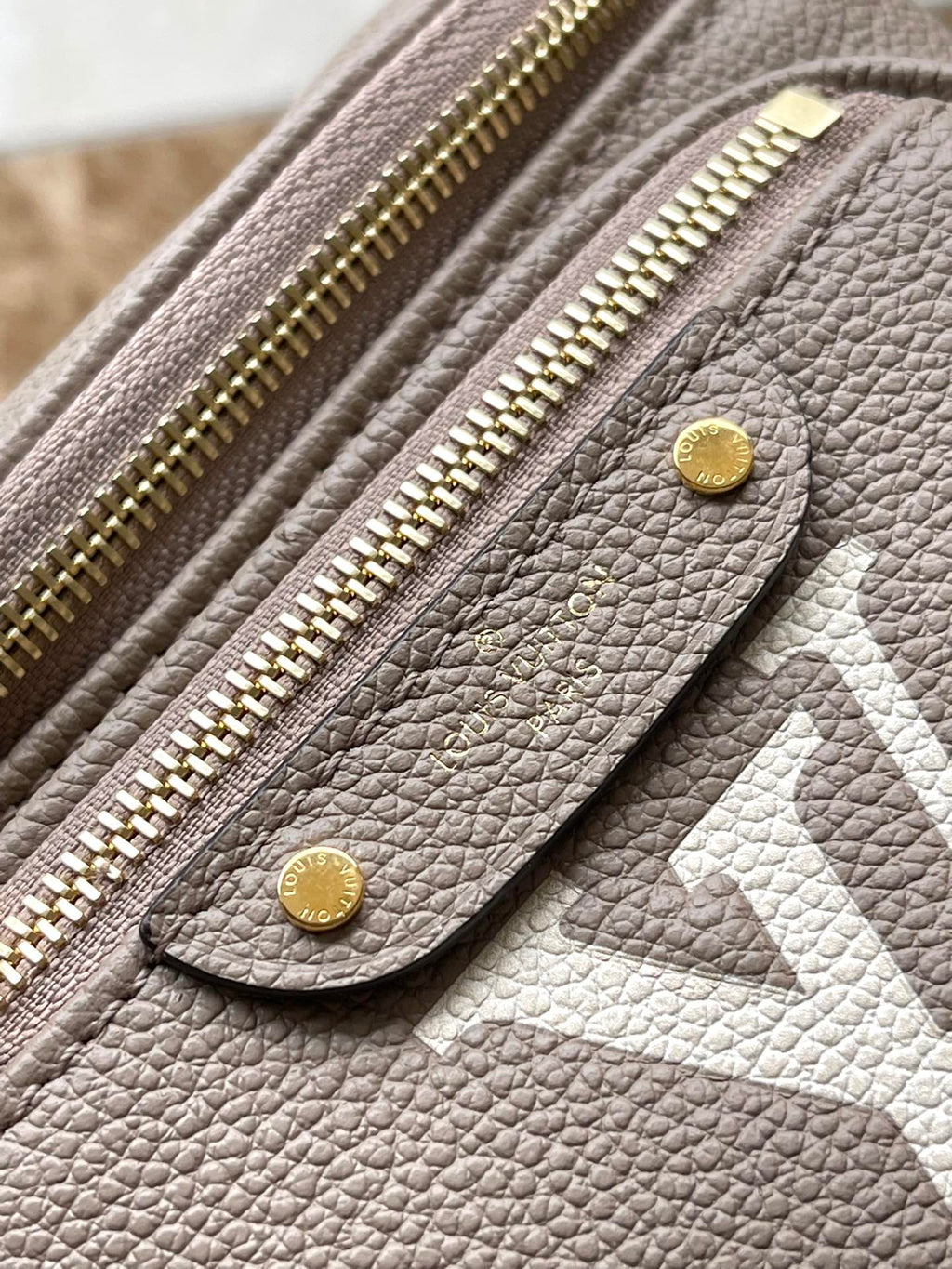 MINI BUMBAG 17 EN CUIR TOURTERELLE BLANC MONOGRAMME EMPREINTE DORÉ QUINCAILLERIE