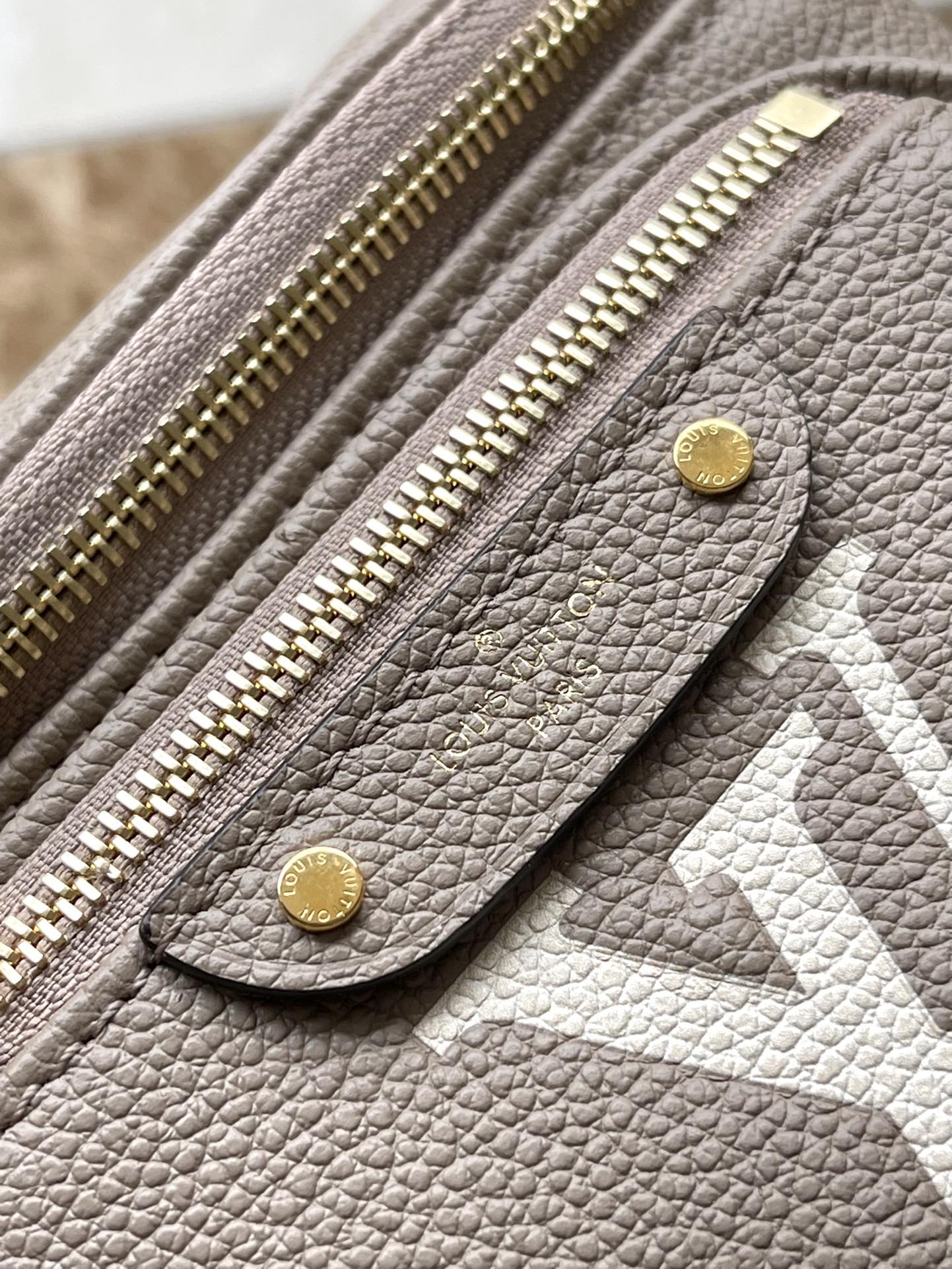 MINI BUMBAG 17 EN CUIR TOURTERELLE BLANC MONOGRAMME EMPREINTE DORÉ QUINCAILLERIE