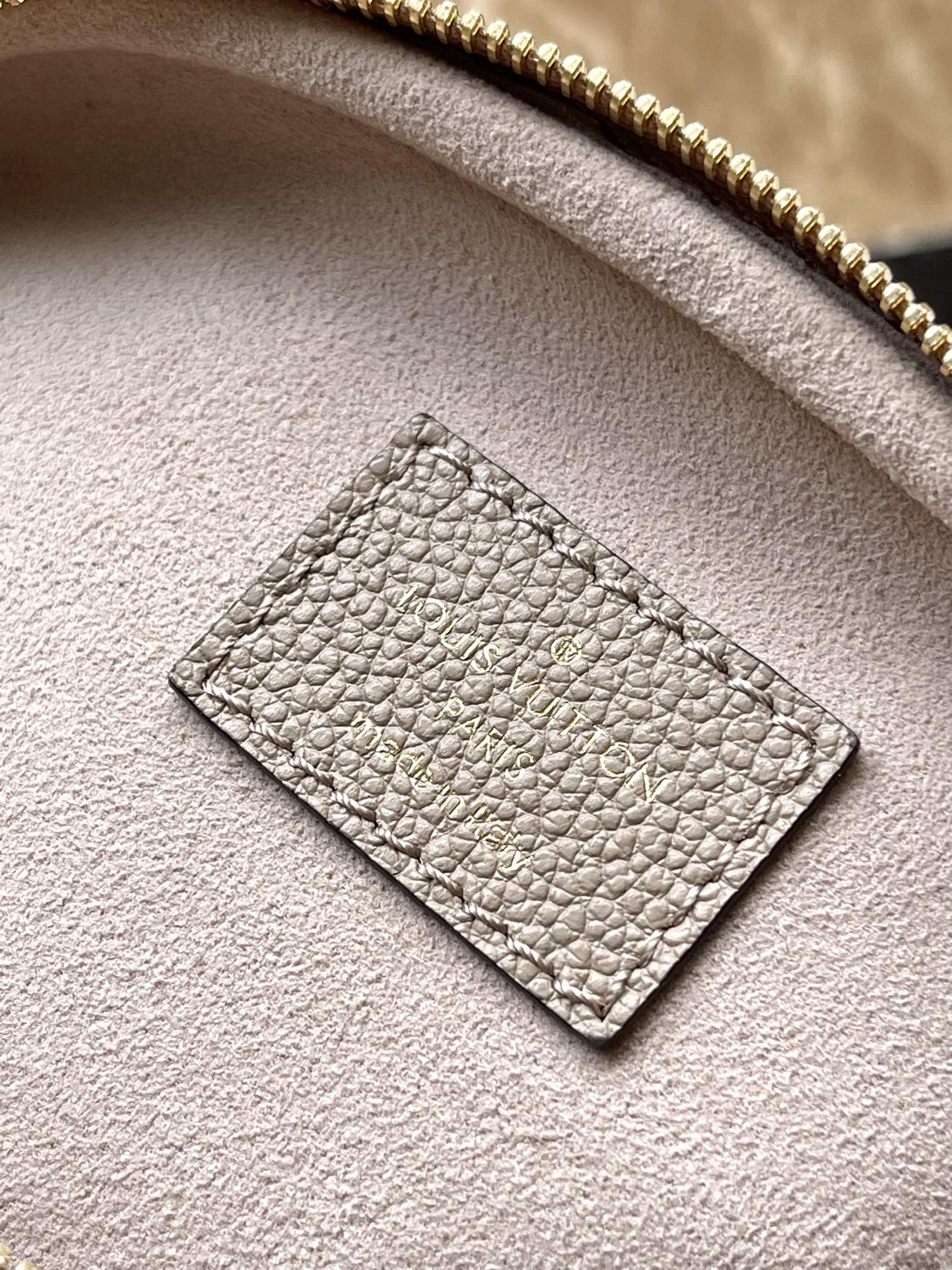 MINI BUMBAG 17 EN CUIR TOURTERELLE BLANC MONOGRAMME EMPREINTE DORÉ QUINCAILLERIE