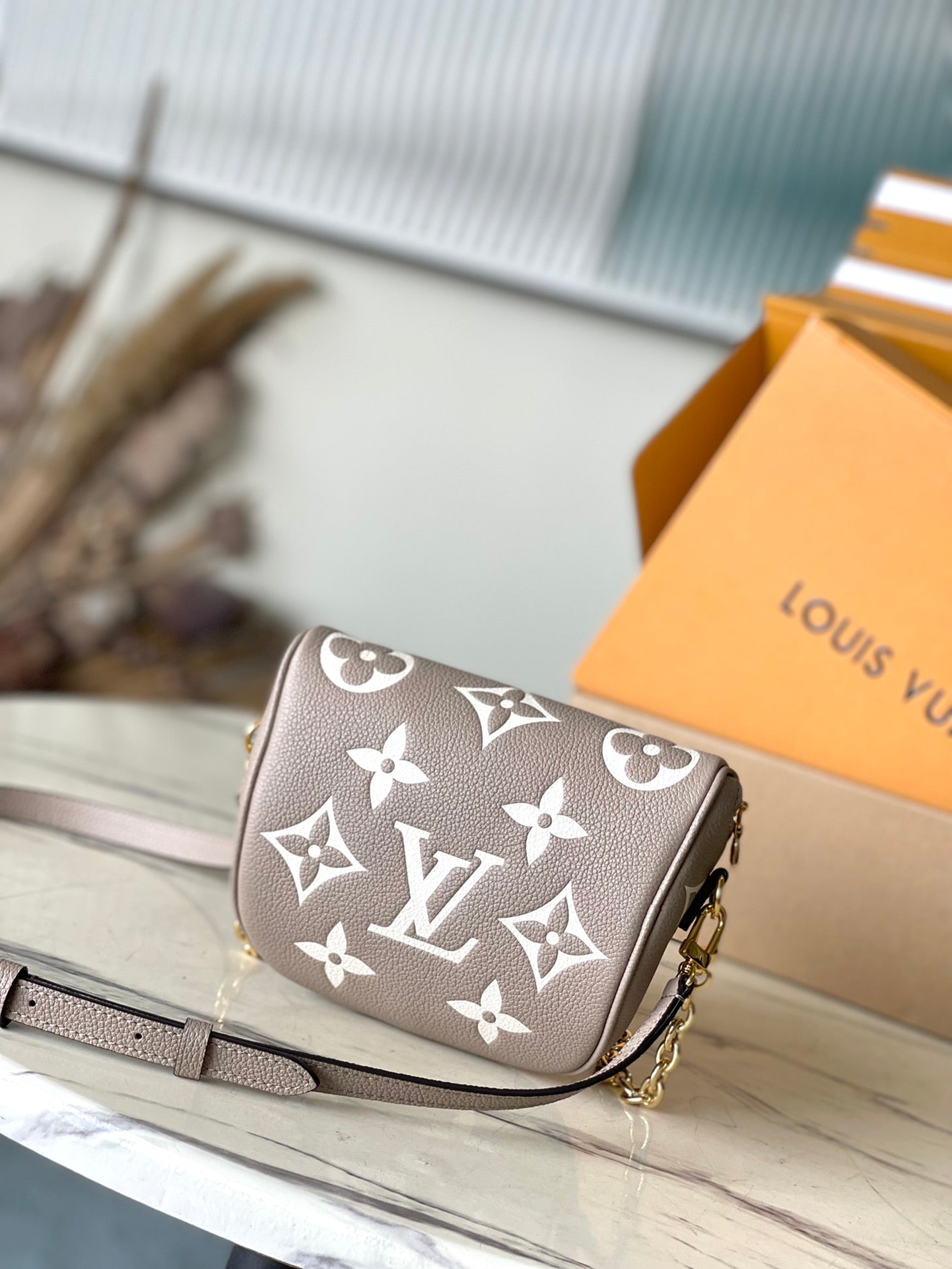 MINI BUMBAG 17 EN CUIR TOURTERELLE BLANC MONOGRAMME EMPREINTE DORÉ QUINCAILLERIE