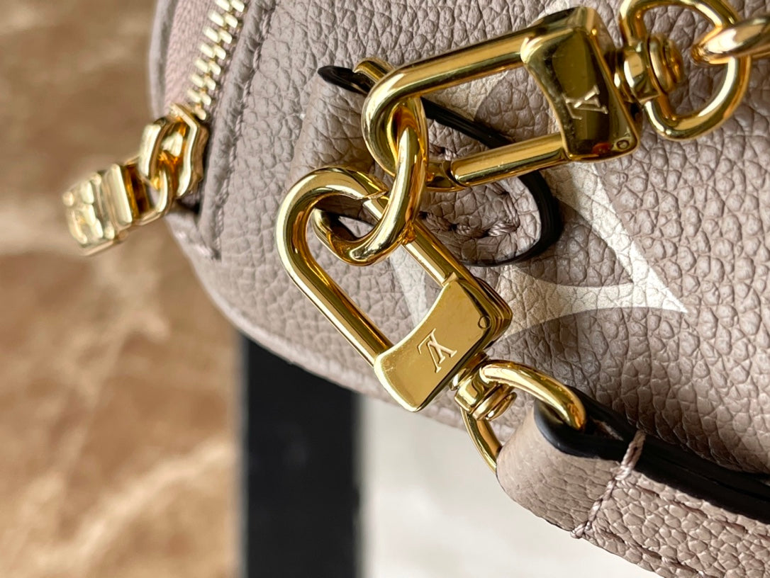 MINI BUMBAG 17 EN CUIR TOURTERELLE BLANC MONOGRAMME EMPREINTE DORÉ QUINCAILLERIE