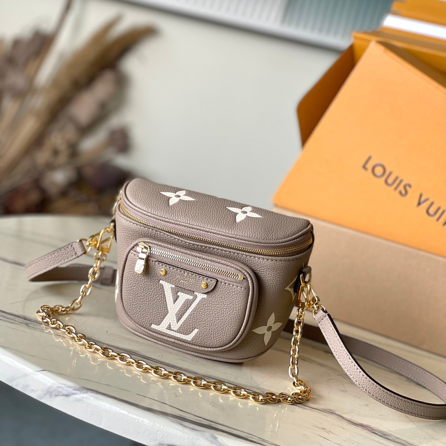 MINI BUMBAG 17 EN CUIR TOURTERELLE BLANC MONOGRAMME EMPREINTE DORÉ QUINCAILLERIE