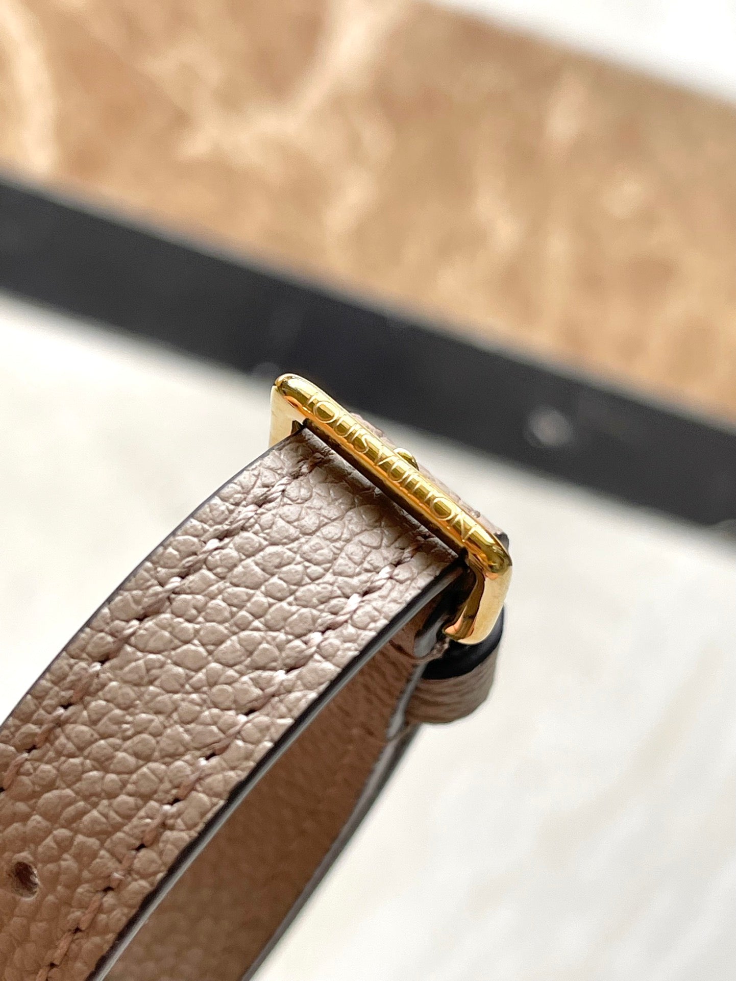 MINI BUMBAG 17 EN CUIR TOURTERELLE BLANC MONOGRAMME EMPREINTE DORÉ QUINCAILLERIE