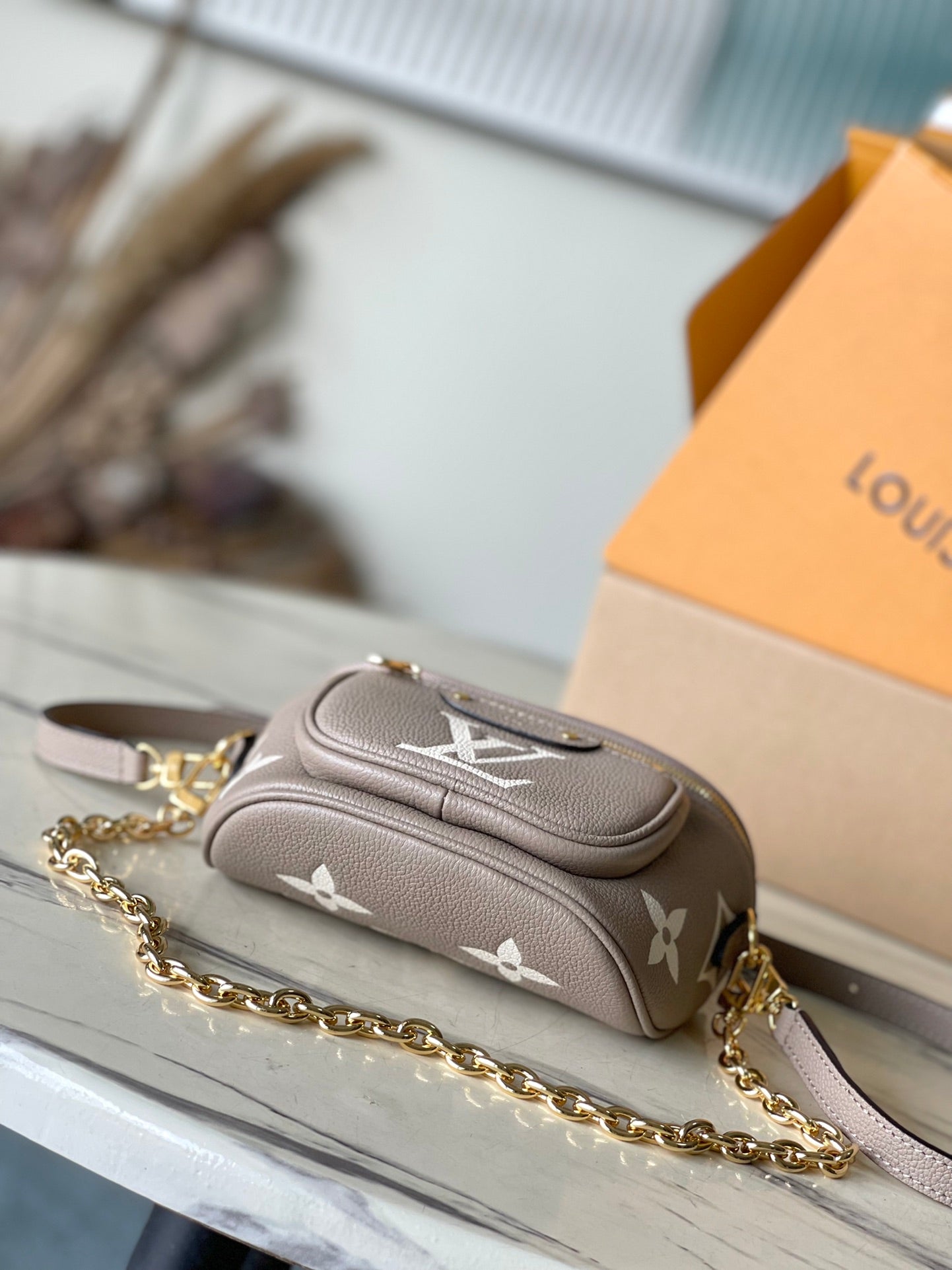 MINI BUMBAG 17 EN CUIR TOURTERELLE BLANC MONOGRAMME EMPREINTE DORÉ QUINCAILLERIE