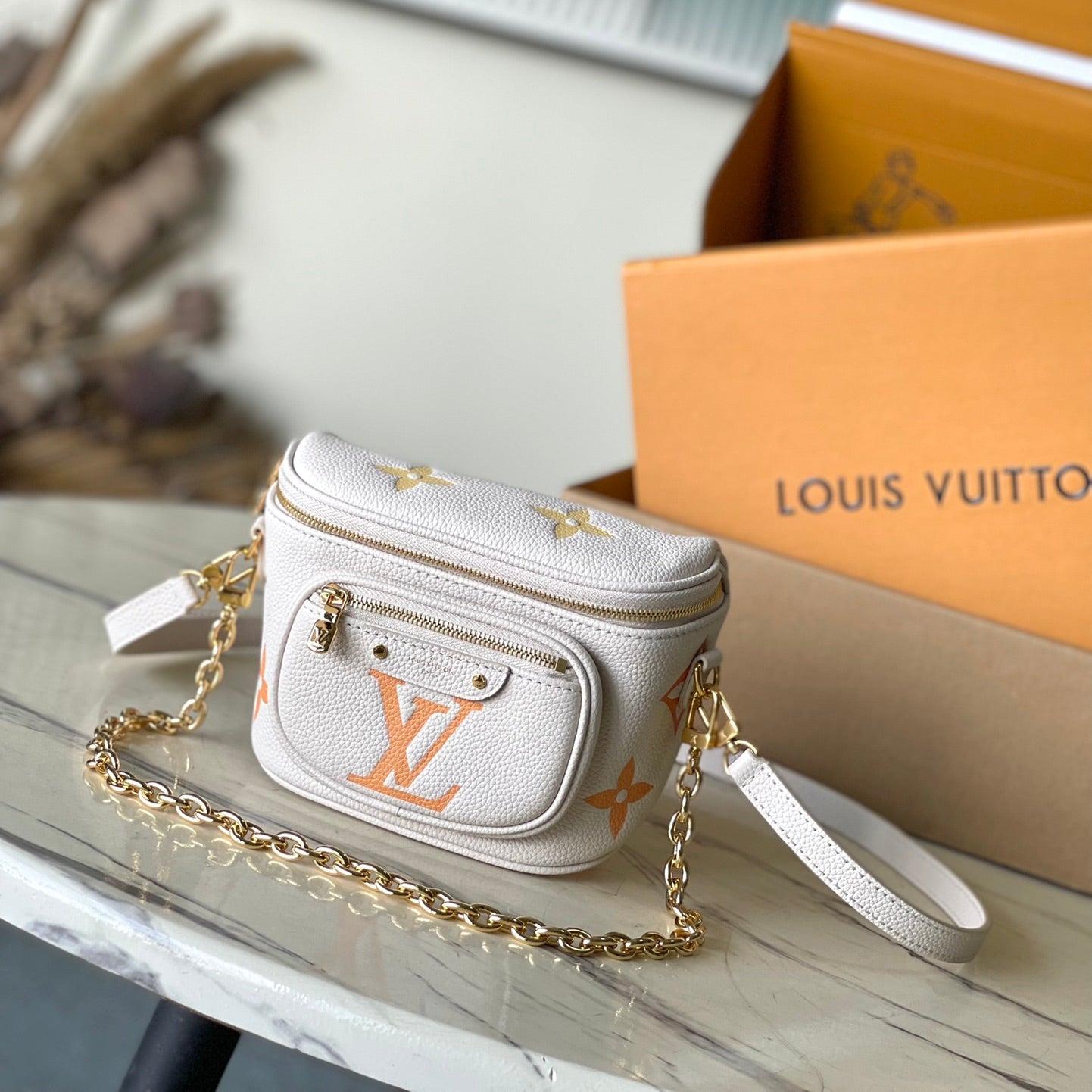 MINI SAC BANANE 17 EN CUIR EMPREINTE MONOGRAMME BLANC ORANGE QUINCAILLERIE DORÉ