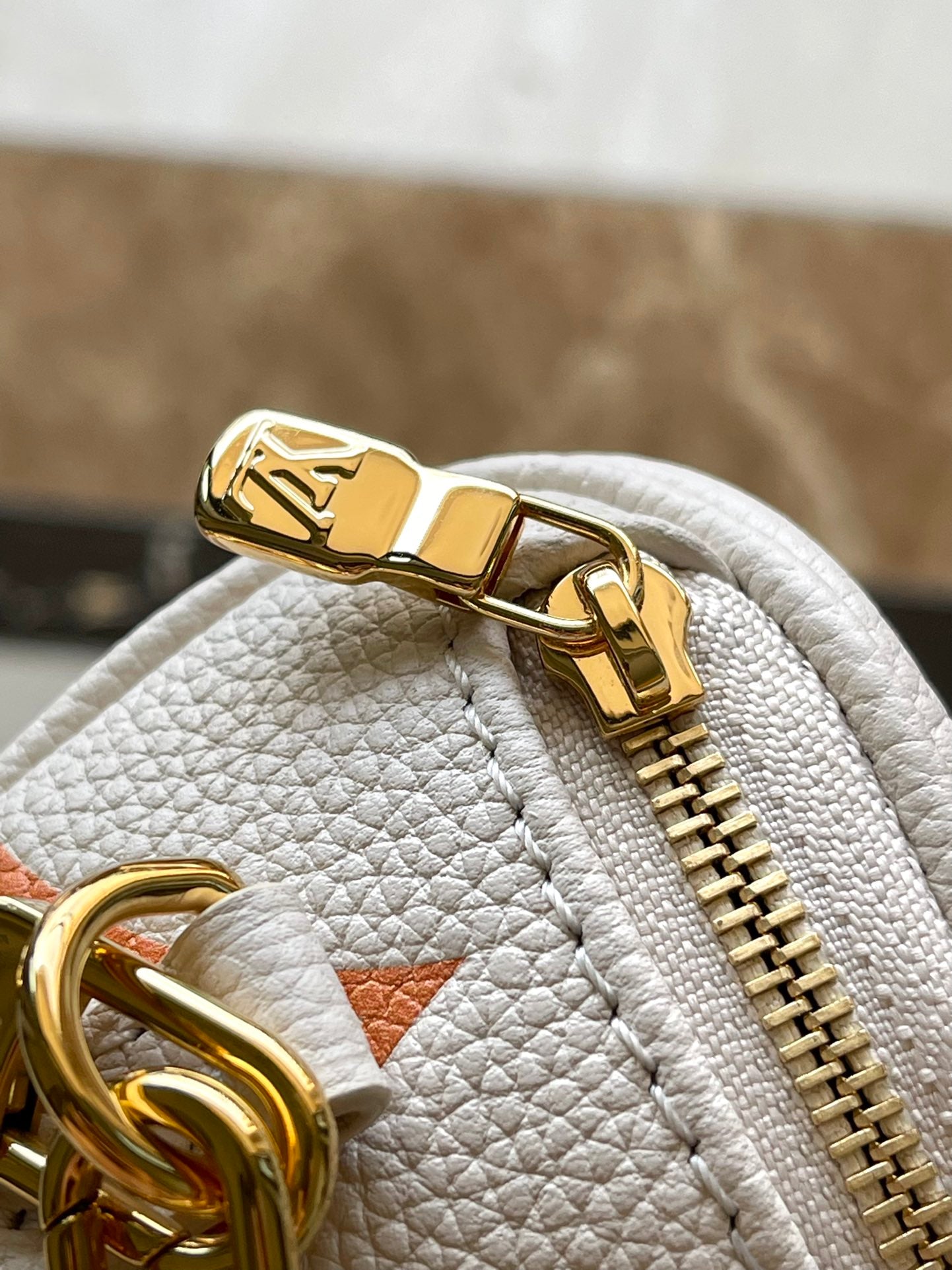 MINI SAC BANANE 17 EN CUIR EMPREINTE MONOGRAMME BLANC ORANGE QUINCAILLERIE DORÉ