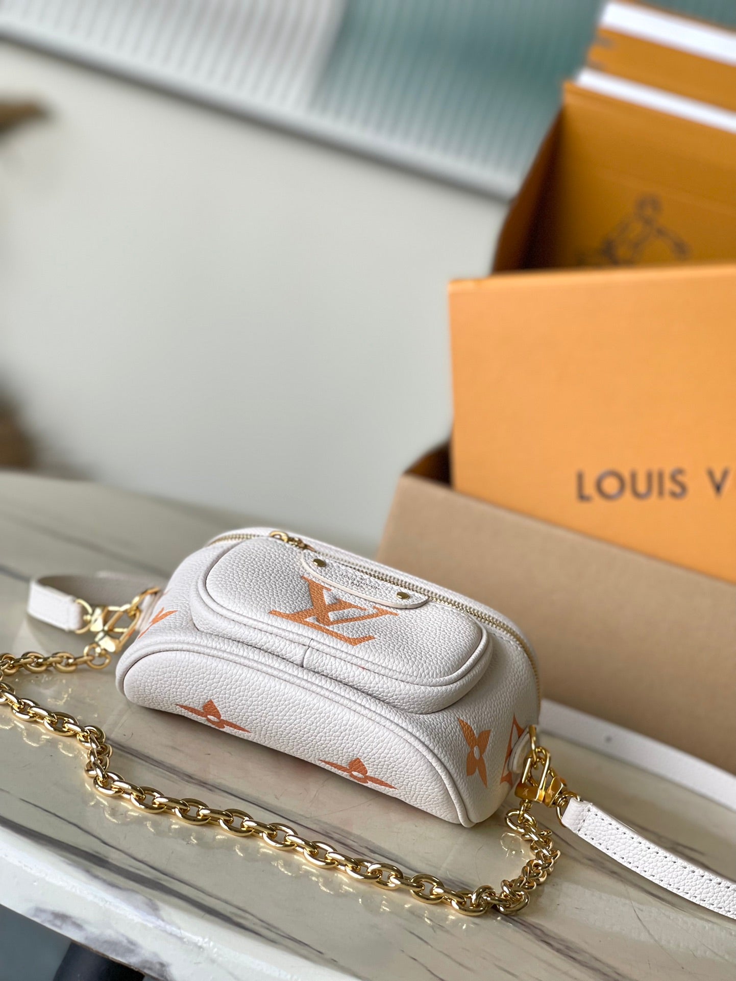 MINI SAC BANANE 17 EN CUIR EMPREINTE MONOGRAMME BLANC ORANGE QUINCAILLERIE DORÉ