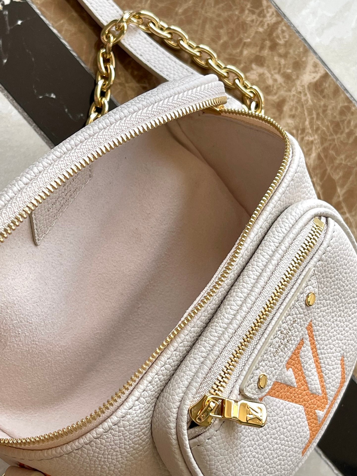 MINI SAC BANANE 17 EN CUIR EMPREINTE MONOGRAMME BLANC ORANGE QUINCAILLERIE DORÉ