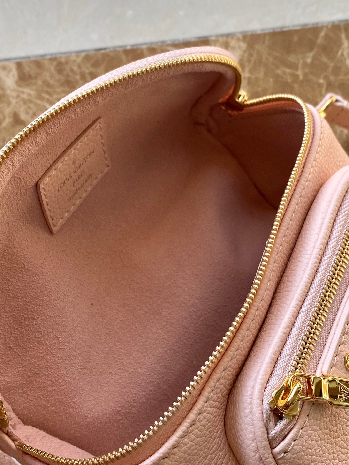 MINI SAC BANANE 17 EN CUIR EMPREINTE MONOGRAMME ROSE DÉGRADÉ, QUINCAILLERIE DORÉ