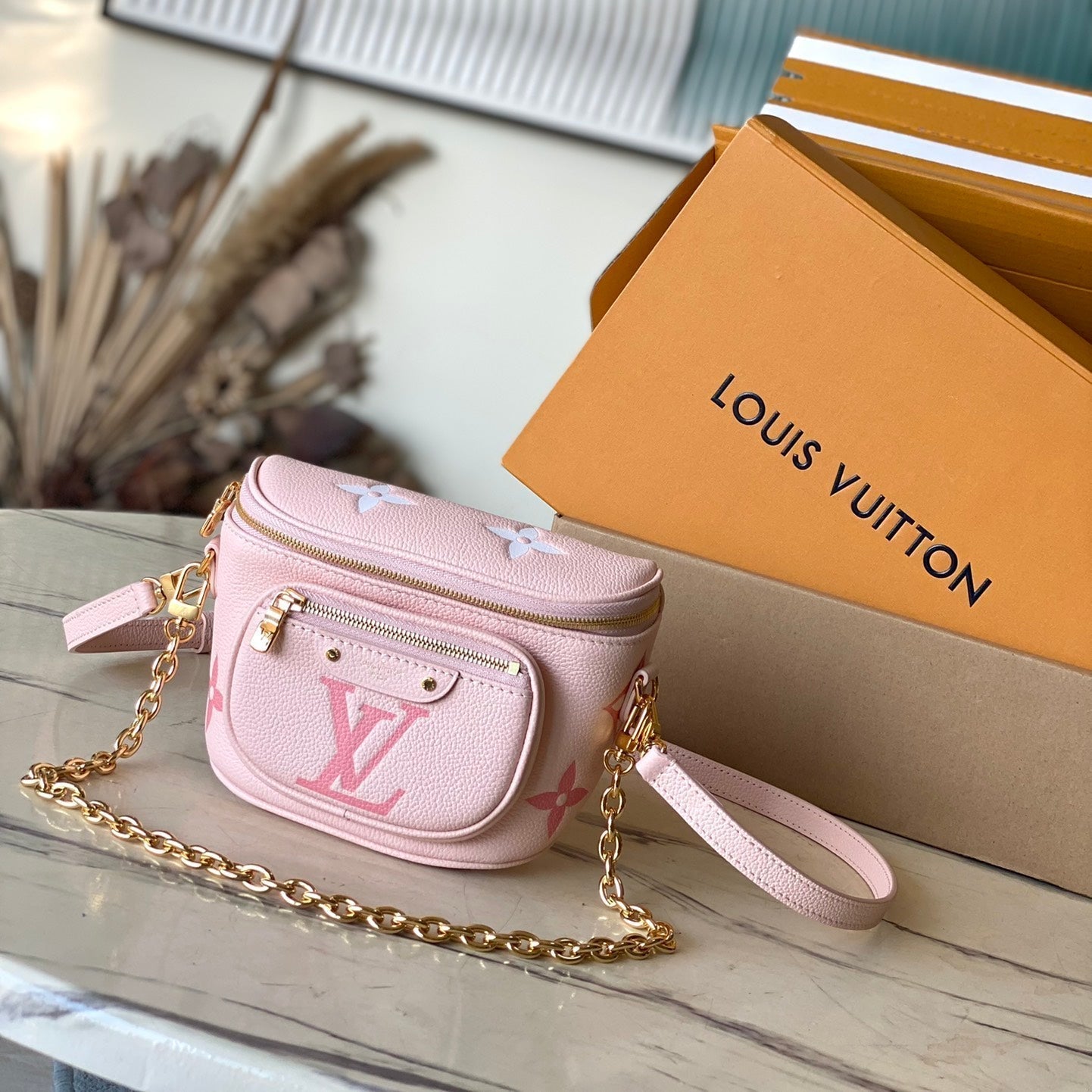 MINI SAC BANANE 17 EN CUIR EMPREINTE MONOGRAMME ROSE DÉGRADÉ, QUINCAILLERIE DORÉ