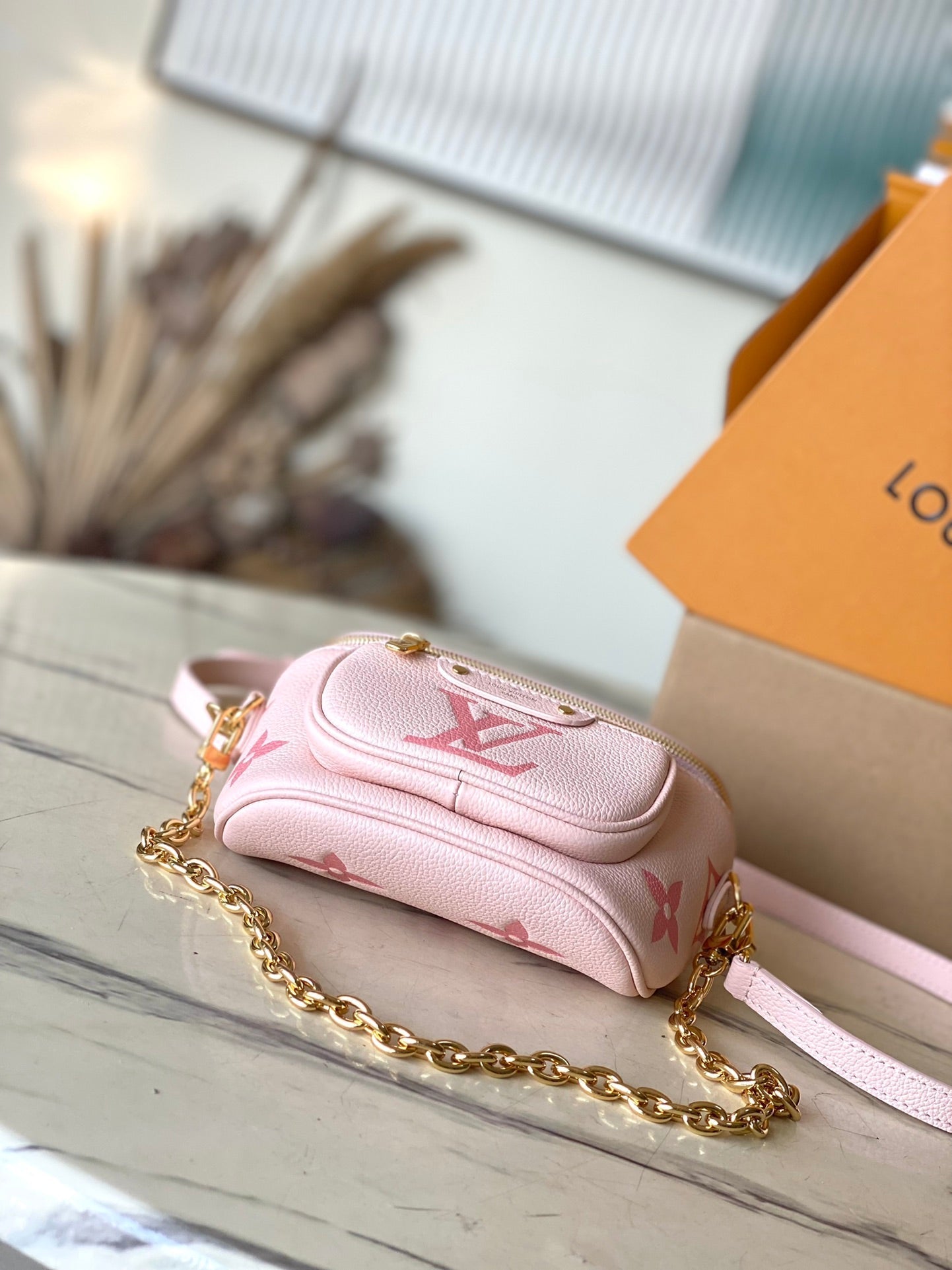 MINI SAC BANANE 17 EN CUIR EMPREINTE MONOGRAMME ROSE DÉGRADÉ, QUINCAILLERIE DORÉ