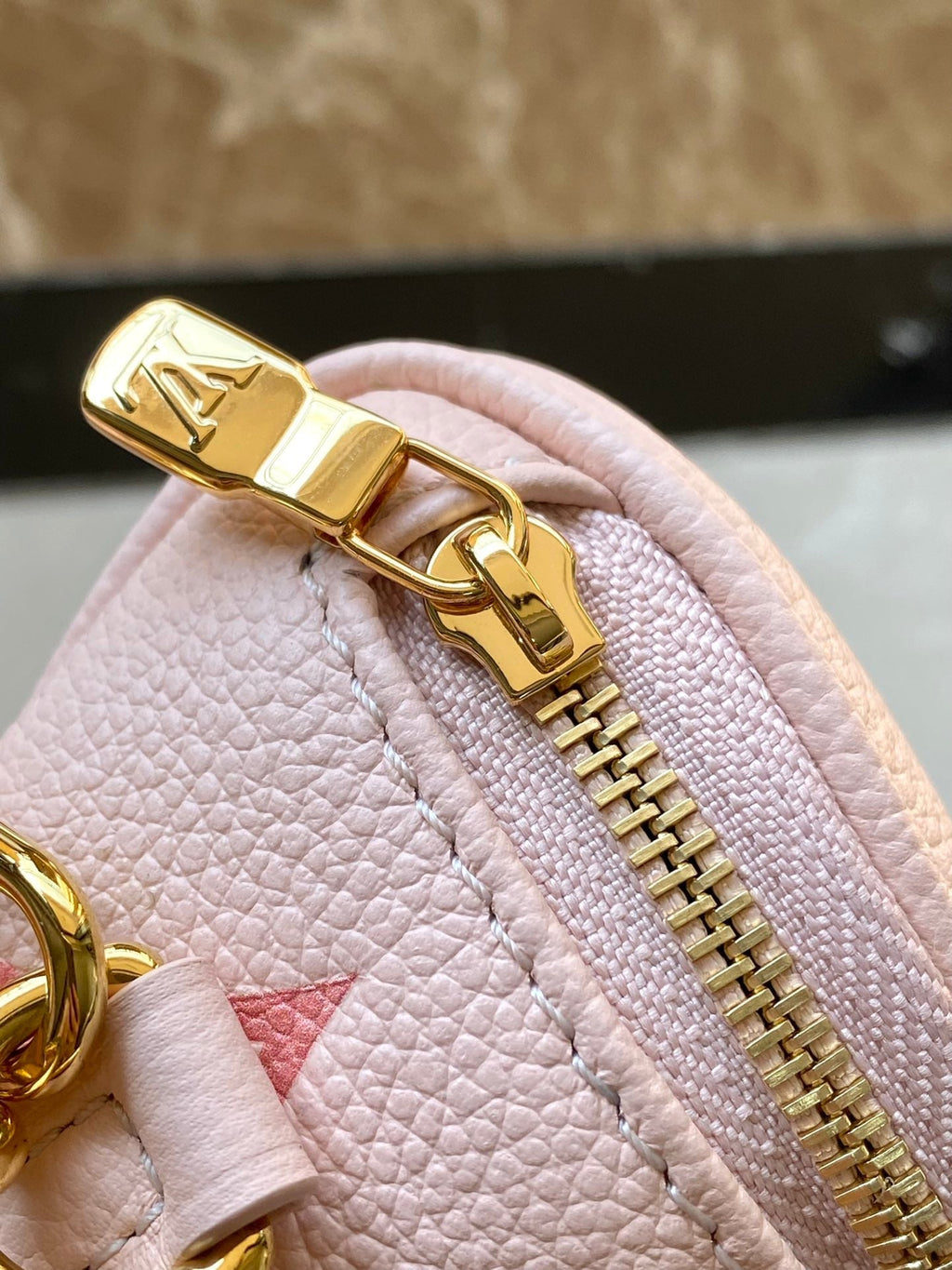 MINI SAC BANANE 17 EN CUIR EMPREINTE MONOGRAMME ROSE DÉGRADÉ, QUINCAILLERIE DORÉ