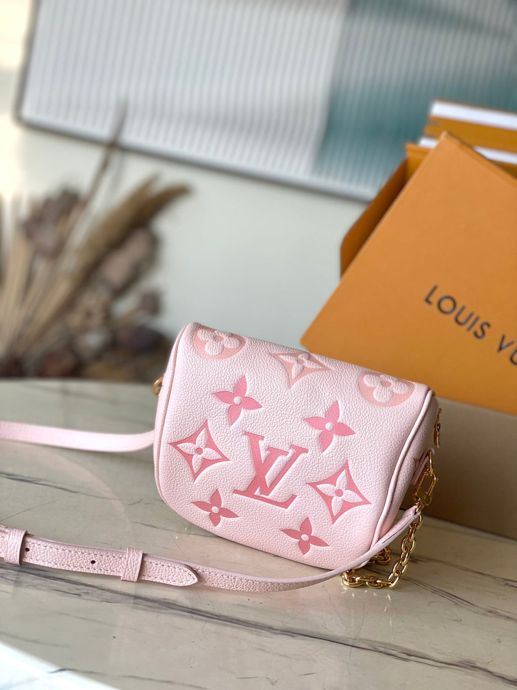 MINI SAC BANANE 17 EN CUIR EMPREINTE MONOGRAMME ROSE DÉGRADÉ, QUINCAILLERIE DORÉ