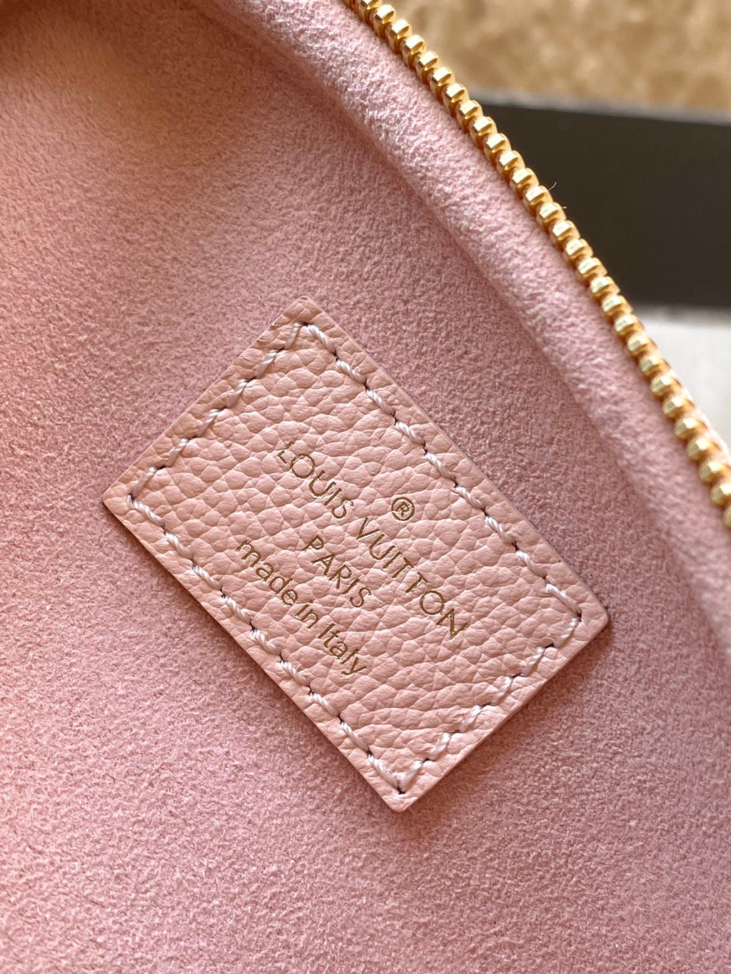 MINI SAC BANANE 17 EN CUIR EMPREINTE MONOGRAMME ROSE DÉGRADÉ, QUINCAILLERIE DORÉ