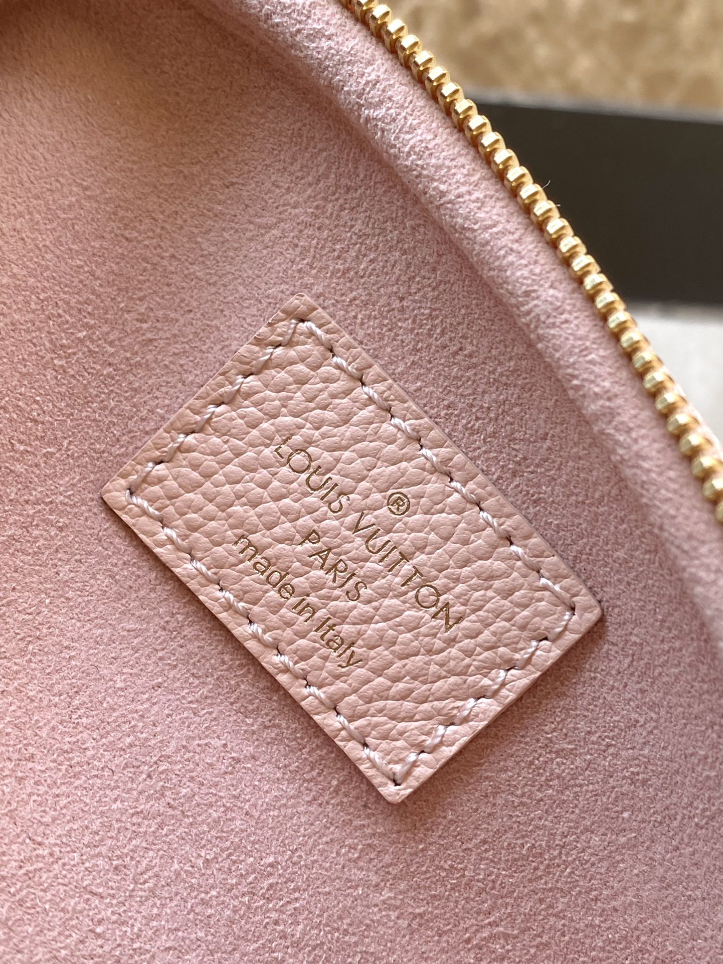MINI SAC BANANE 17 EN CUIR EMPREINTE MONOGRAMME ROSE DÉGRADÉ, QUINCAILLERIE DORÉ