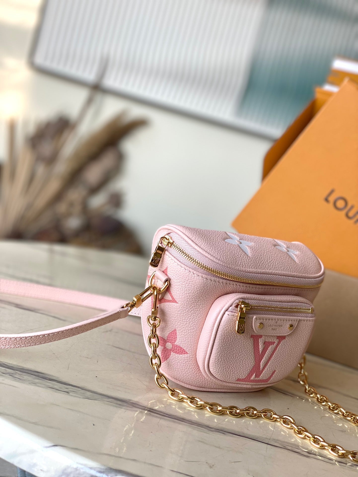 MINI SAC BANANE 17 EN CUIR EMPREINTE MONOGRAMME ROSE DÉGRADÉ, QUINCAILLERIE DORÉ