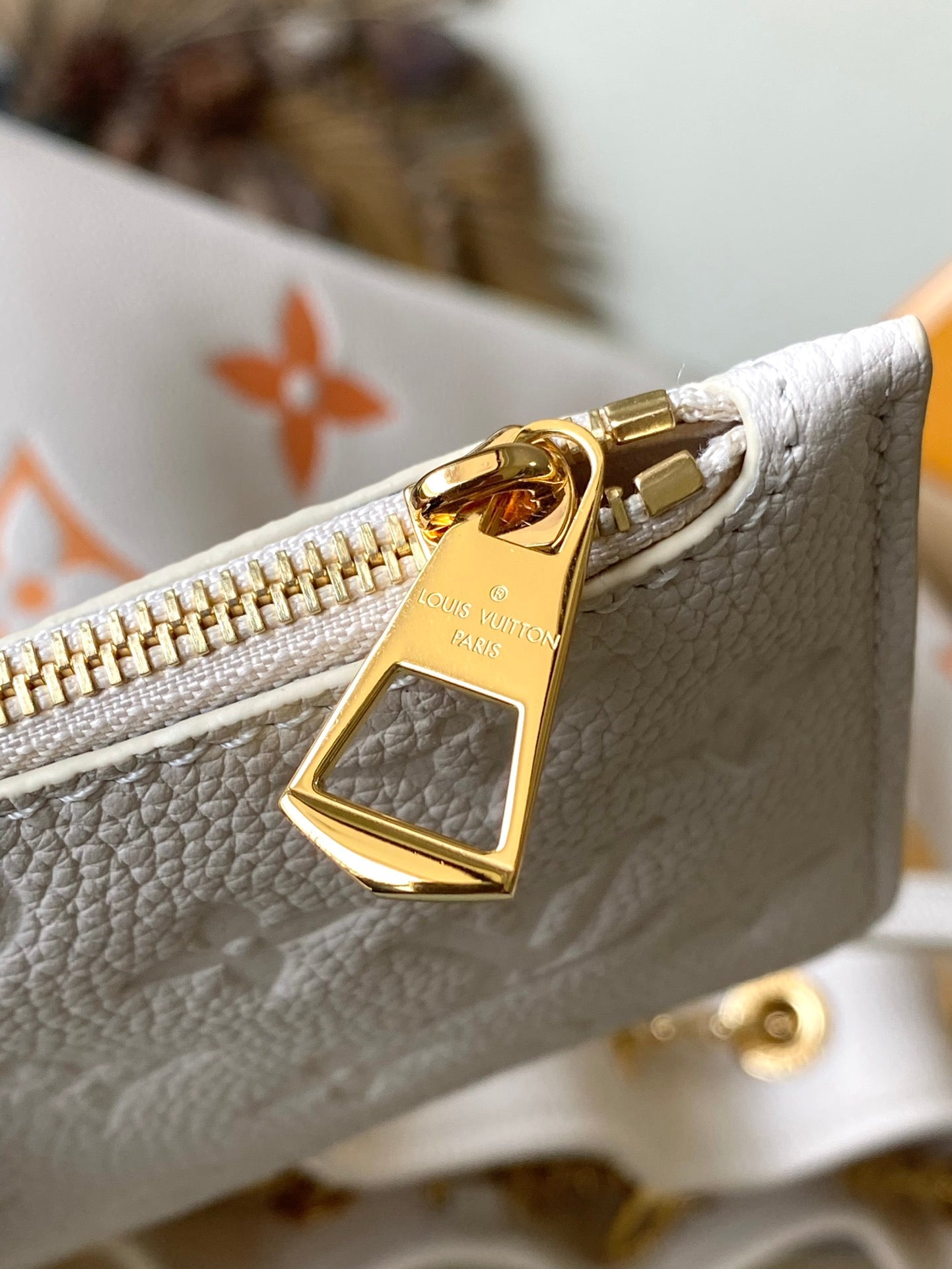 LOT 28 EN CUIR EMPREINTE MONOGRAMME BLANC ORANGE QUINCAILLERIE OR