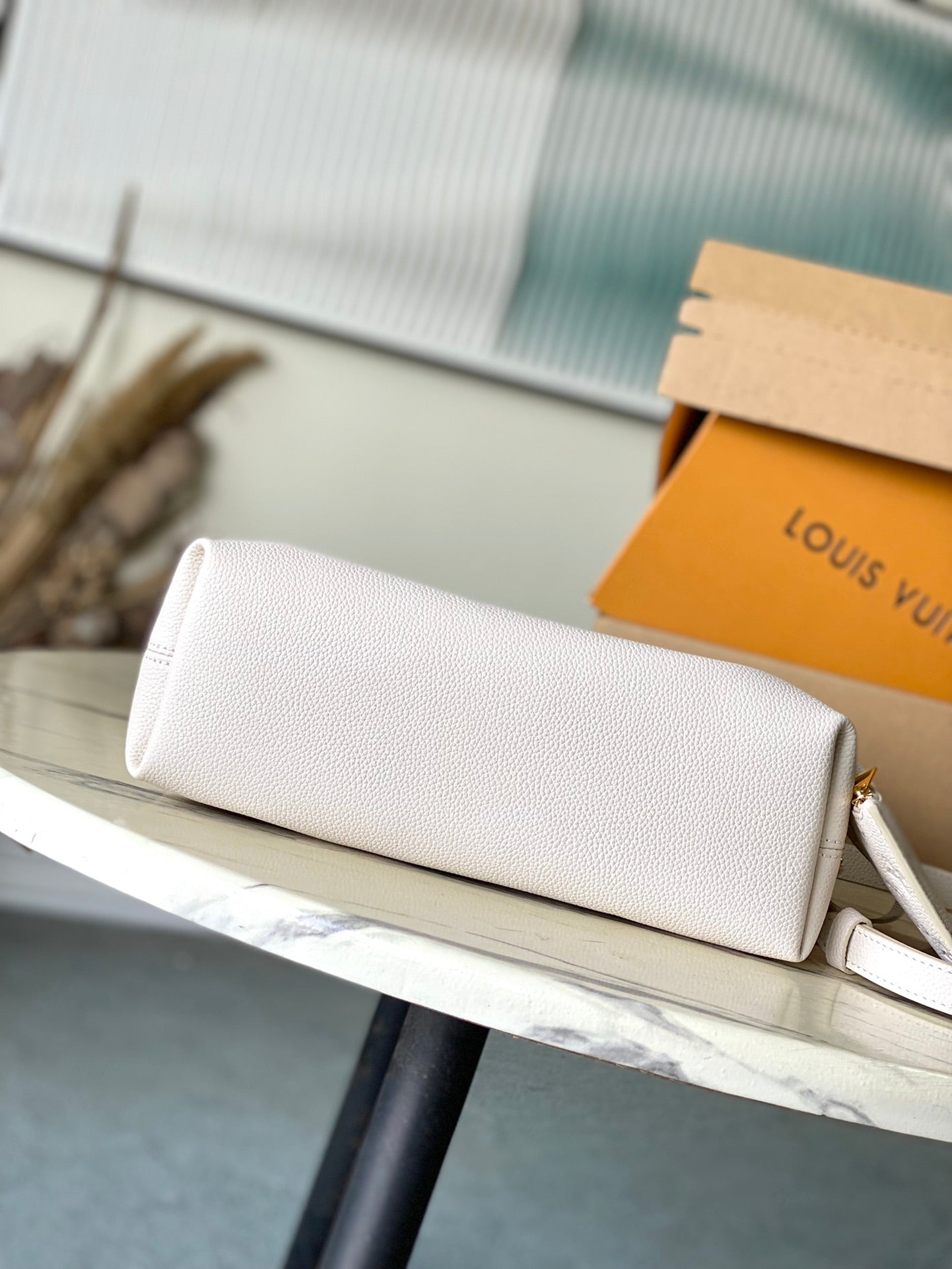 LOT 28 EN CUIR EMPREINTE MONOGRAMME BLANC ORANGE QUINCAILLERIE OR