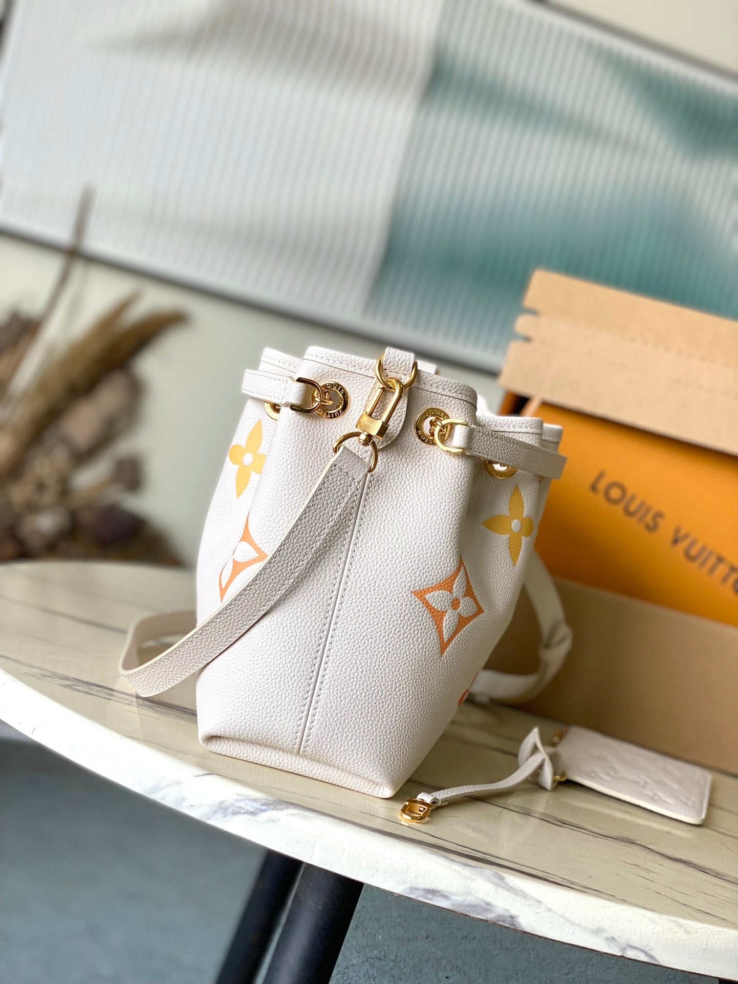 LOT 28 EN CUIR EMPREINTE MONOGRAMME BLANC ORANGE QUINCAILLERIE OR