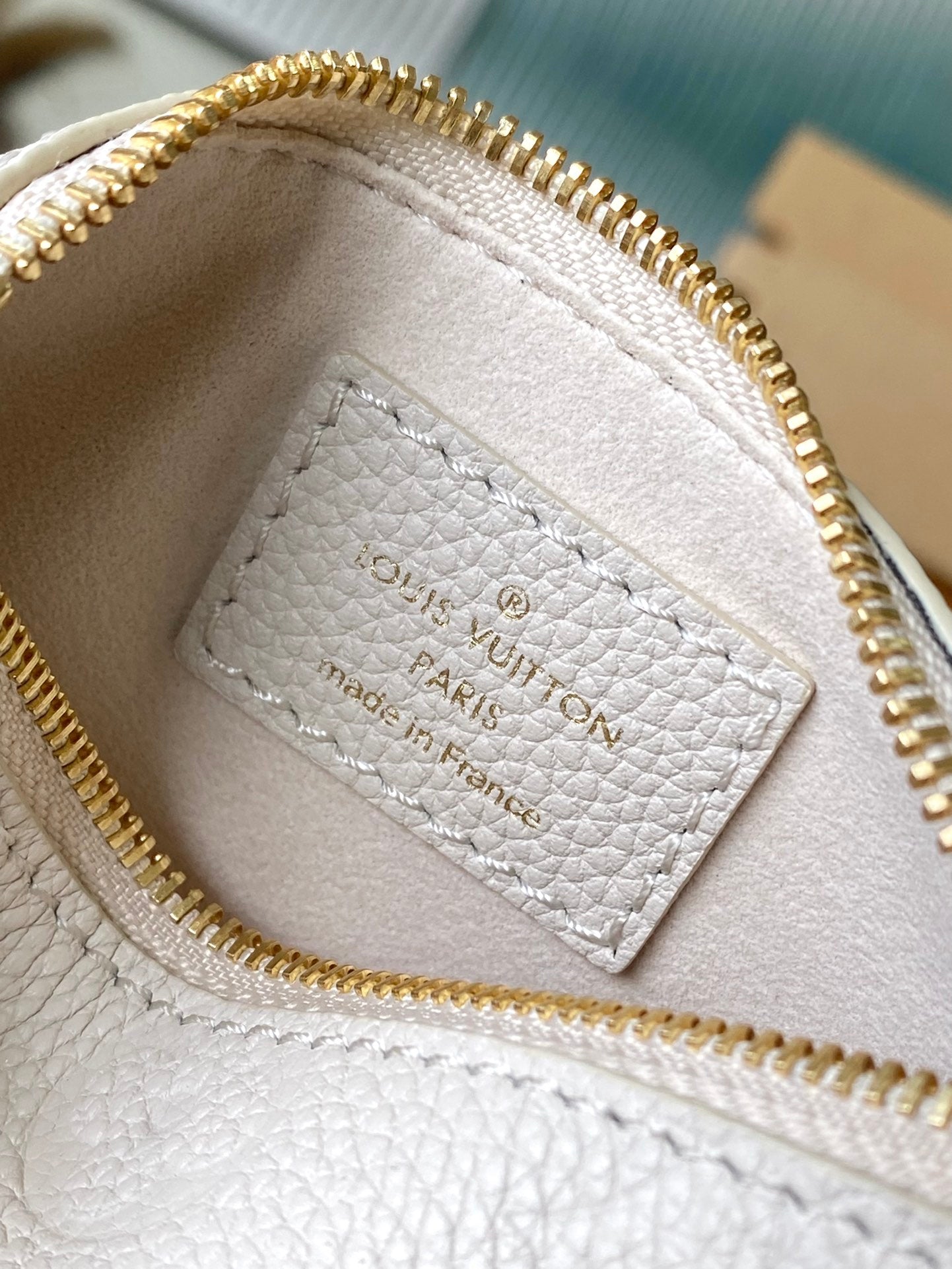 LOT 28 EN CUIR EMPREINTE MONOGRAMME BLANC ORANGE QUINCAILLERIE OR