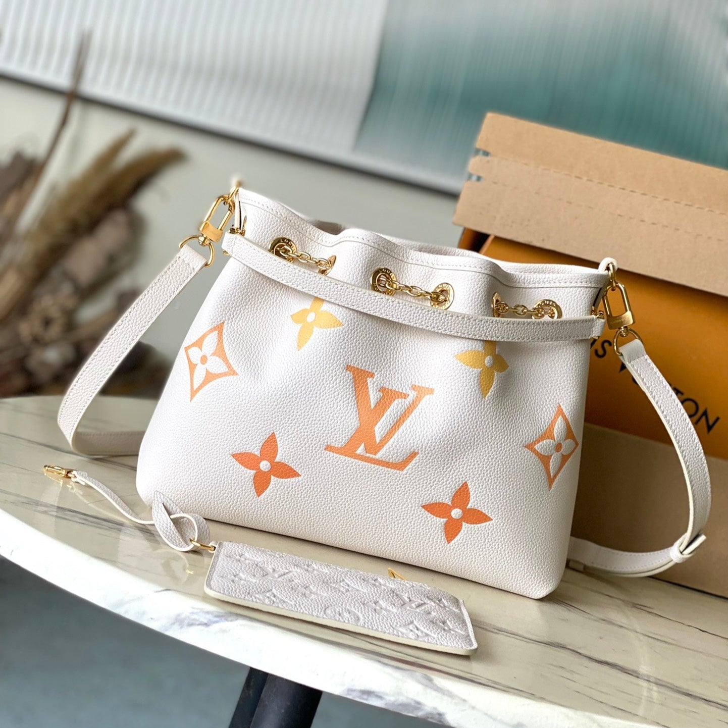 LOT 28 EN CUIR EMPREINTE MONOGRAMME BLANC ORANGE QUINCAILLERIE OR