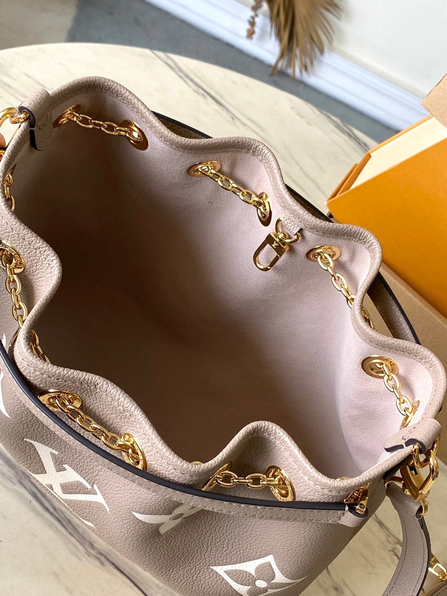 ENSEMBLE 28 EN TOURTERELLE BLANC MONOGRAMME CUIR EMPREINTE QUINCAILLERIE DORÉ