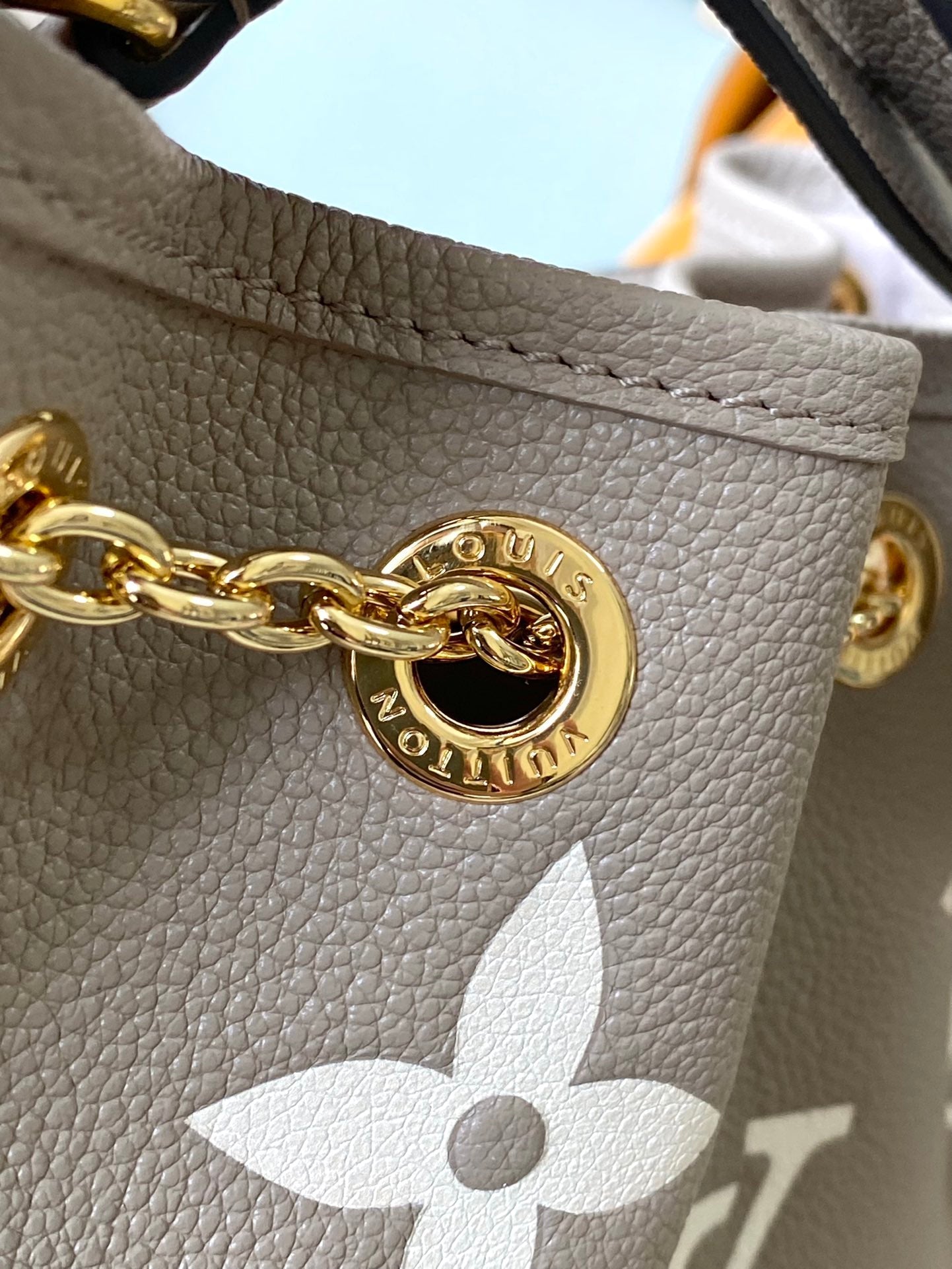 ENSEMBLE 28 EN TOURTERELLE BLANC MONOGRAMME CUIR EMPREINTE QUINCAILLERIE DORÉ